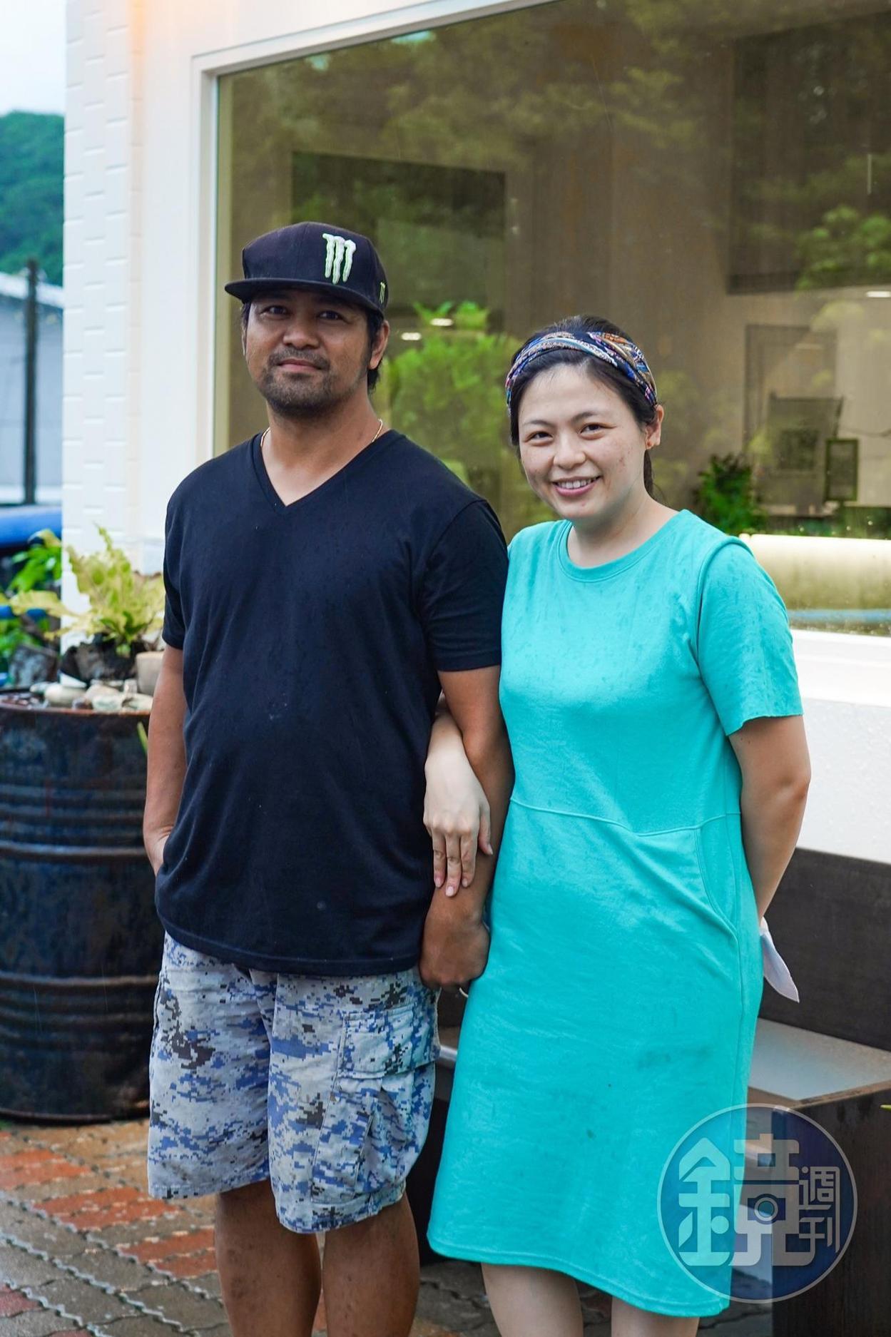 為了小孩能在故鄉部落成長，徐登泰（左）與謝榕佳（右）夫妻回到台東生活。（胡耀仁攝）