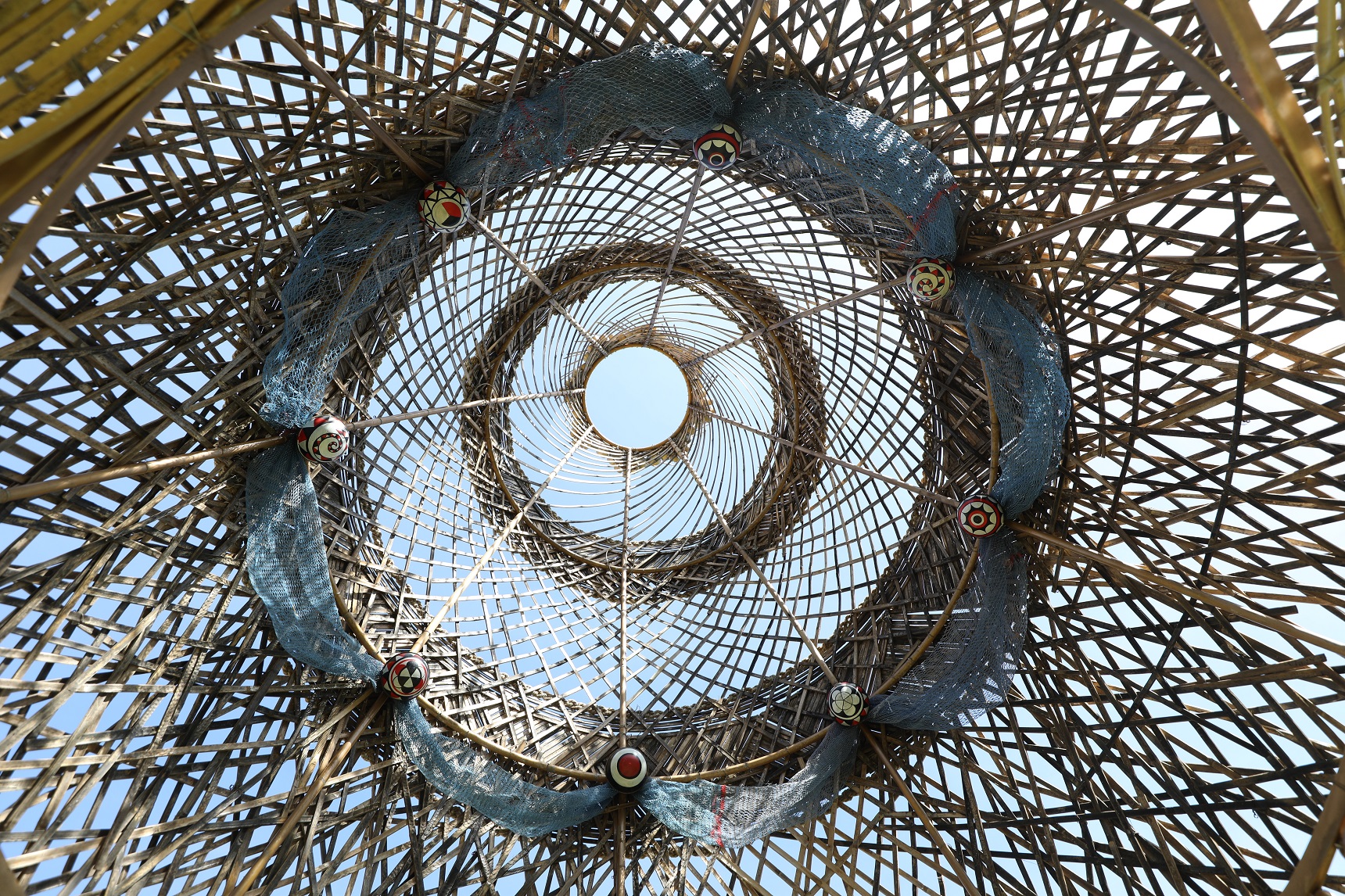 印尼藝術家透過不同的竹編方式，讓作品《捕捕》呈現美麗的幾何圖樣。