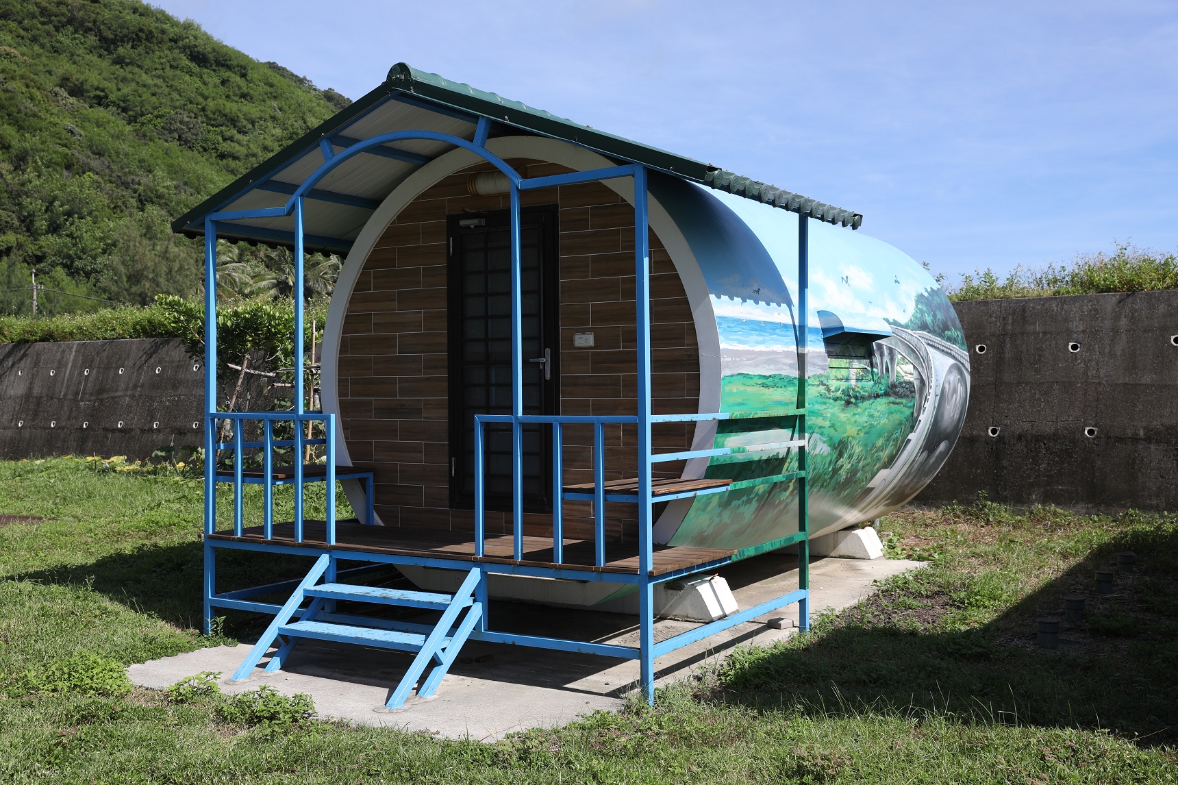 營地裡的水管屋外頭有在地風景彩繪。