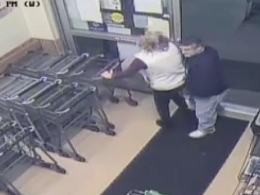 監視器錄下湯瑪士手持針筒攻擊的惡行。（翻攝LindsayAWatts推特）。