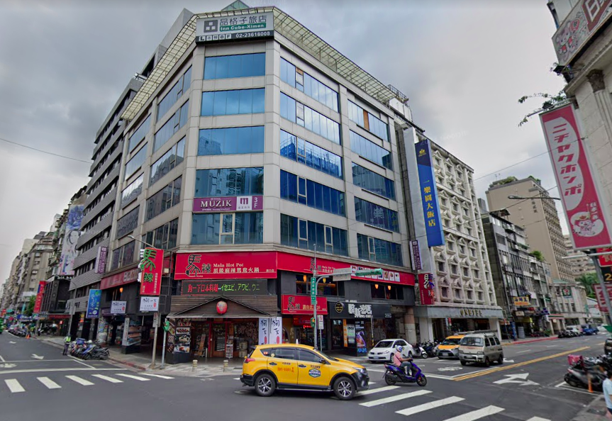 坐落在西門商圈屋齡超過30年的力福商業大樓，部分樓層產權為新華開發負責人潘思源持有。（翻攝自google map）