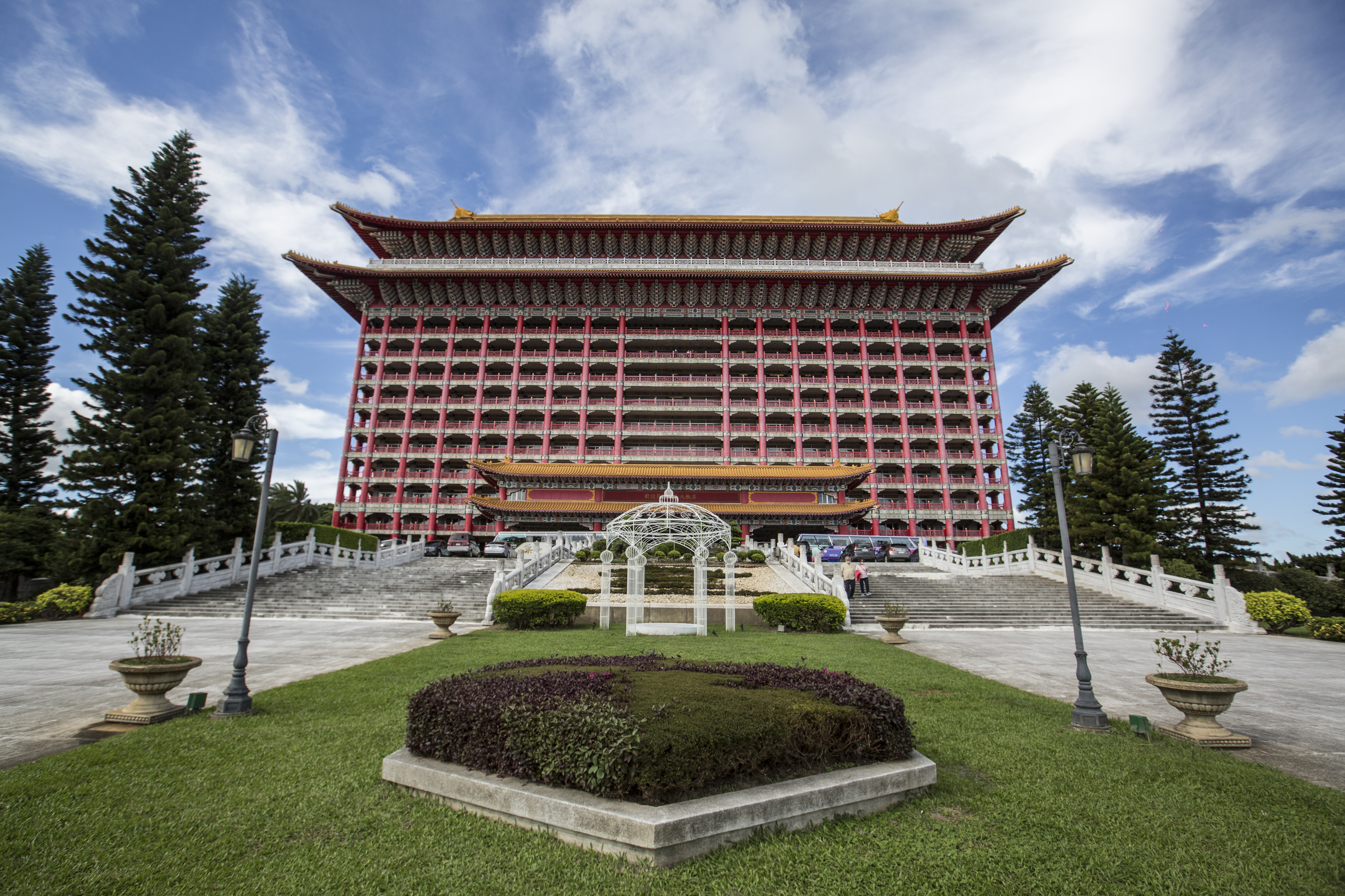 台北圓山大飯店就被點名受疫情影響，住房率衰退不到1%。（本刊資料照）