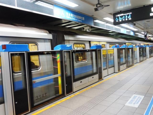 一名網友好奇發問,是否台北人搭捷運真的都不需要拉拉環。(示意圖,photo-AC)