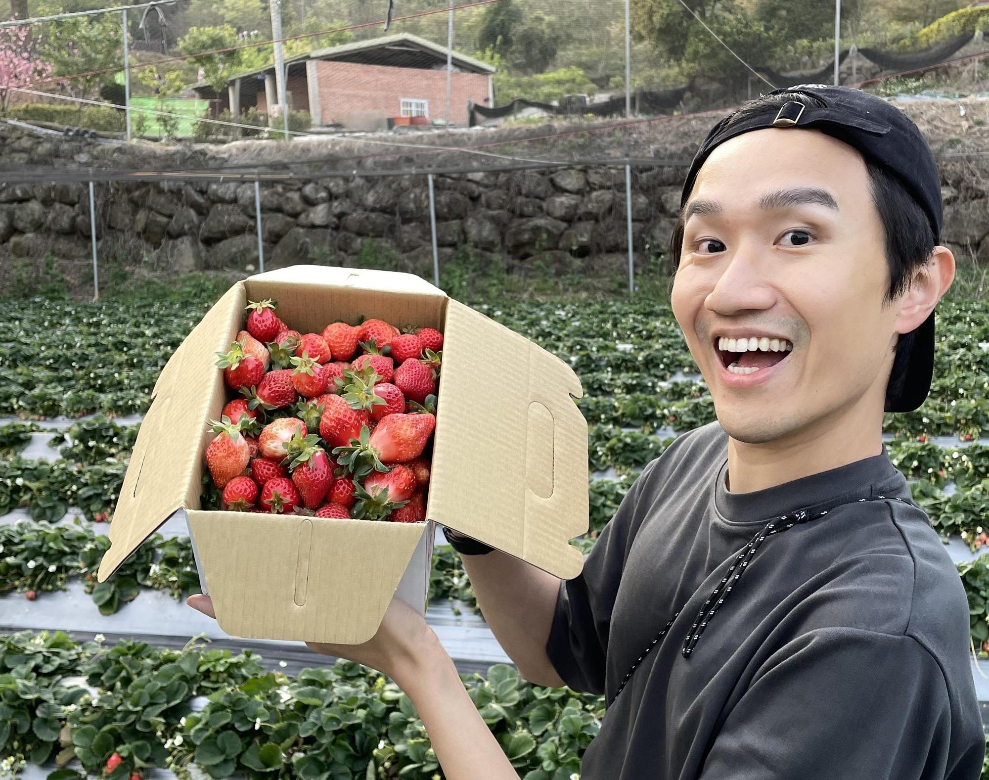 Cherng創作的《國插週報》自2020年7月推出即一砲而紅。(華研國際提供)