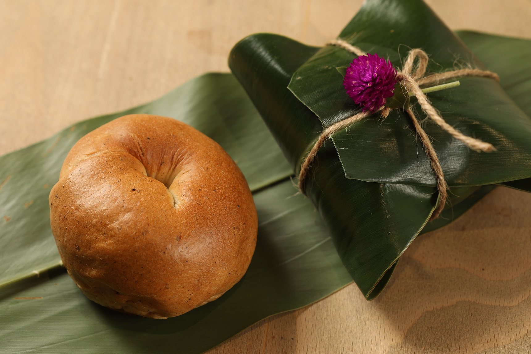講究環保的力卡珈琲館，外帶餐點「紅烏龍茶乳酪貝果」特別用月桃葉漂亮包裝。（60元／個）
