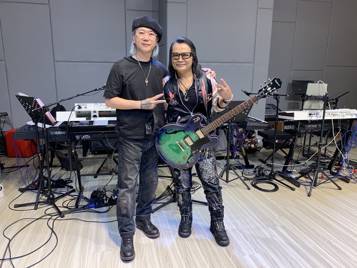 大大娛樂負責人李明智(左),很想幫沈文程辦個人演唱會。(大大娛樂提供)