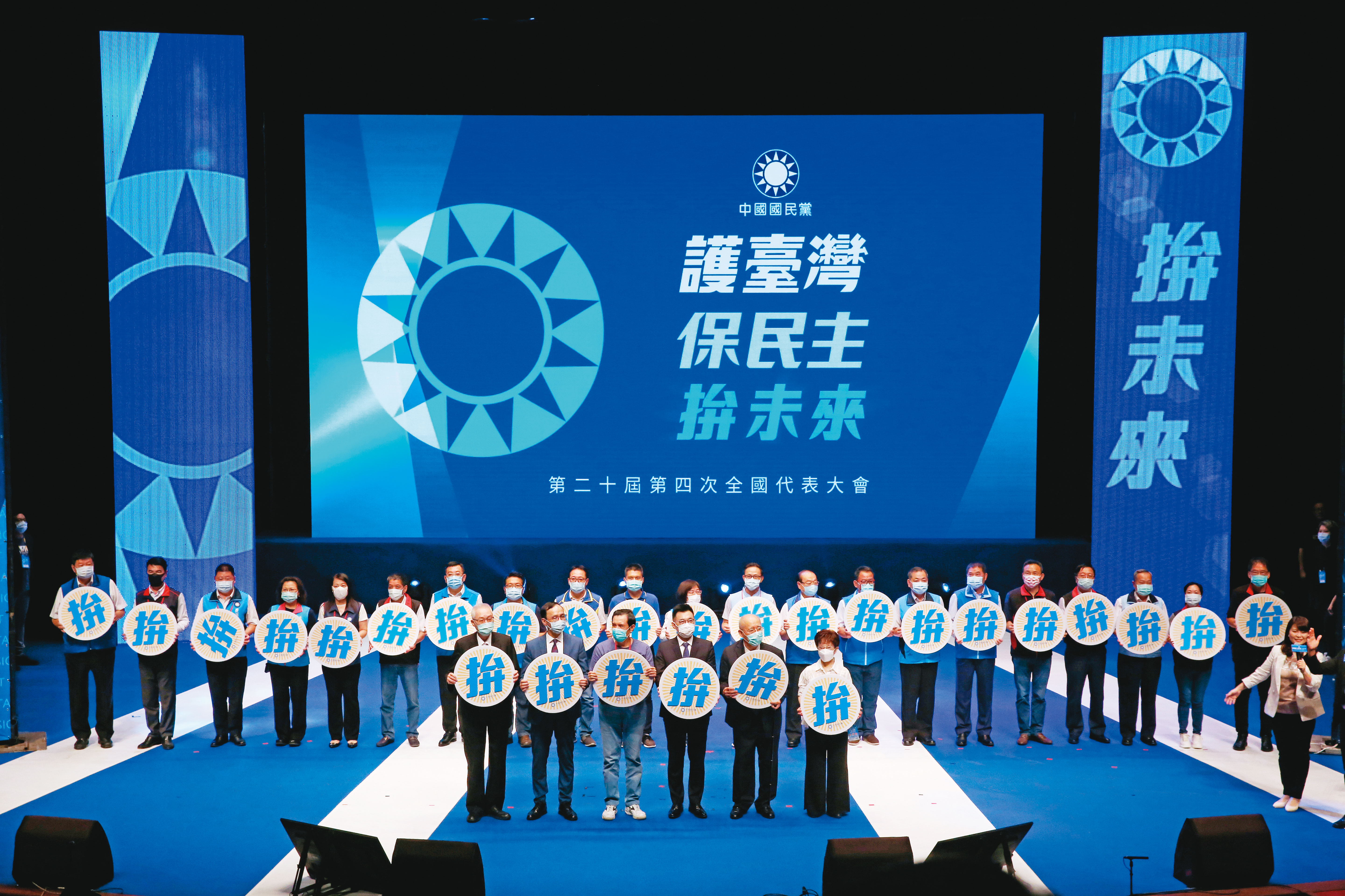 江啟臣認為國民黨不能走偏鋒路線，他上任後在去年9月全代會上，定調「護臺灣、保民主、拚未來」的政黨方向。