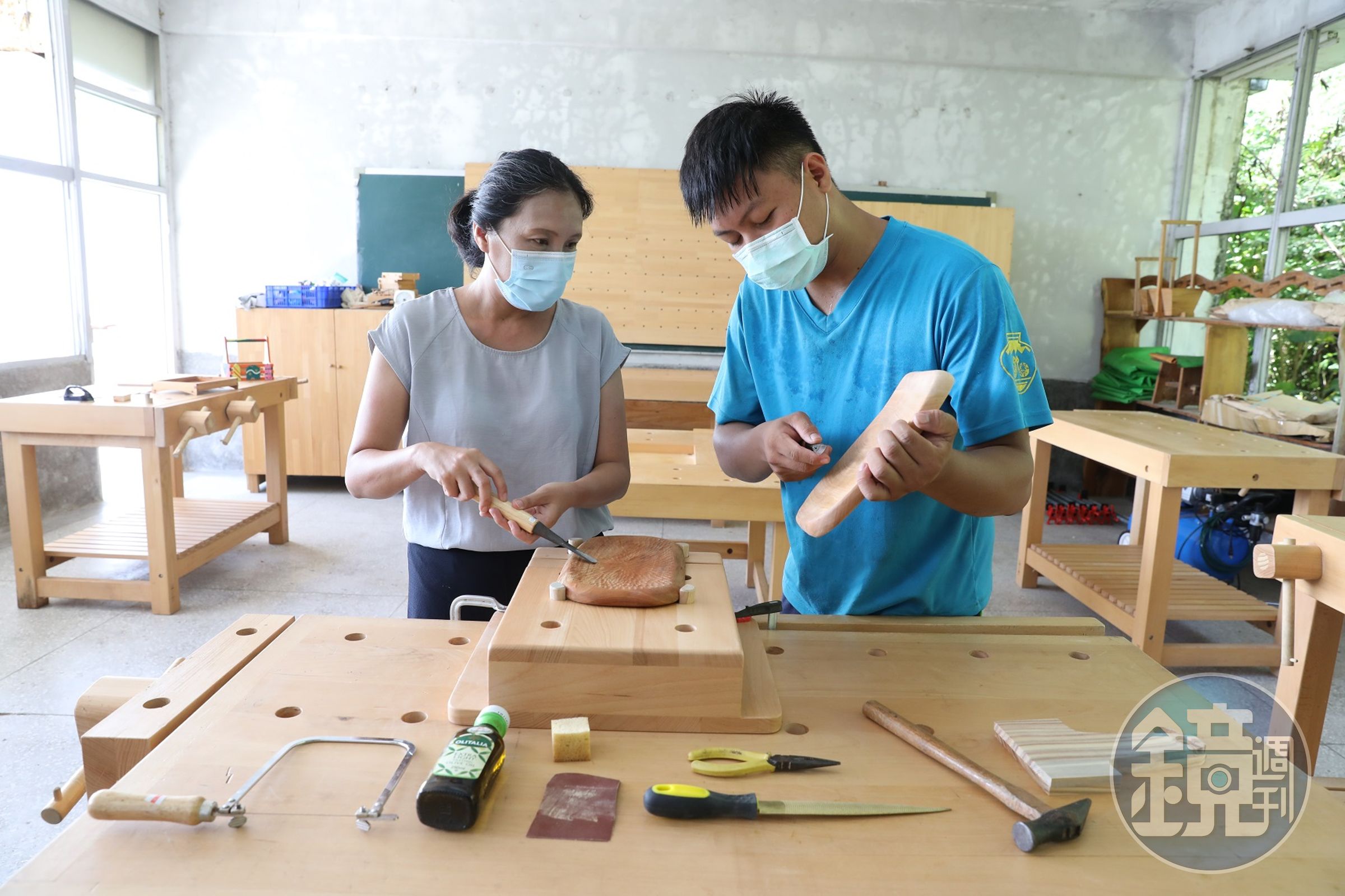 「向陽薪傳木工坊」木工老師仔細教導學員如何逆著木紋進行雕刻。