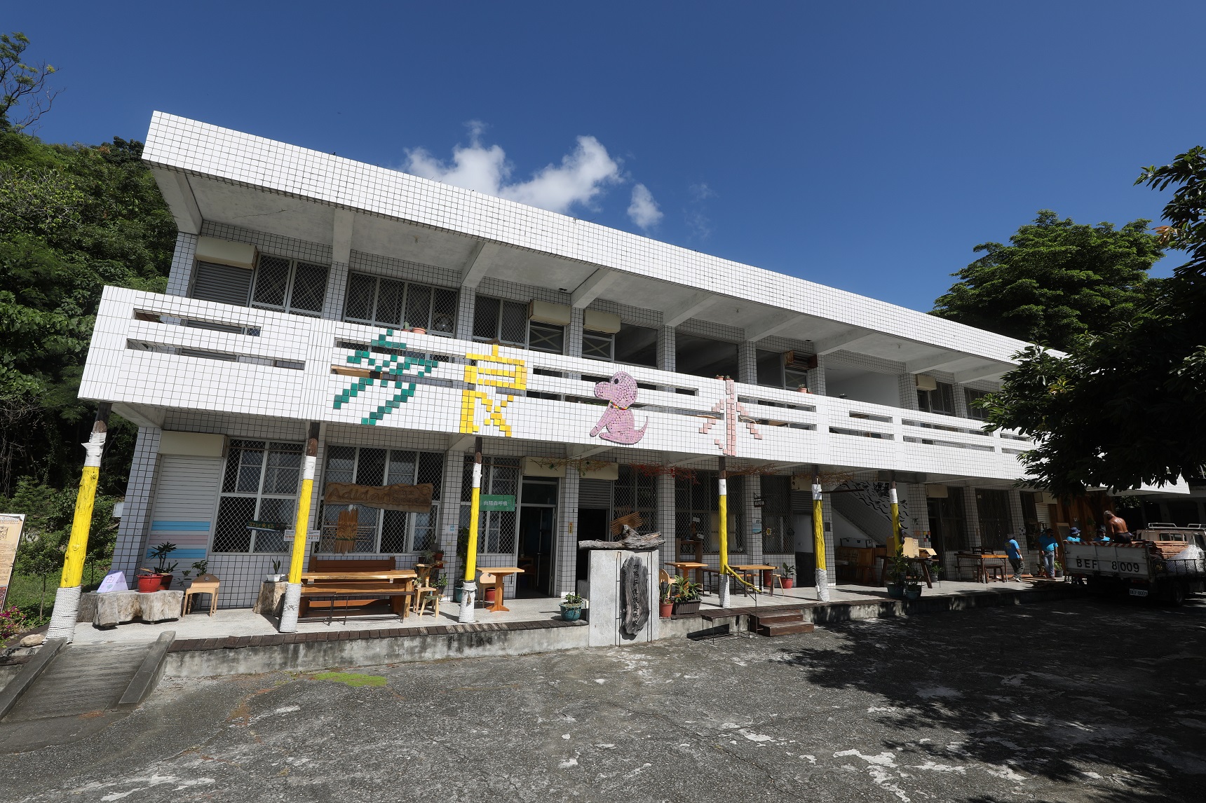 將廢校的多良國小改為「向陽薪傳木工坊」。