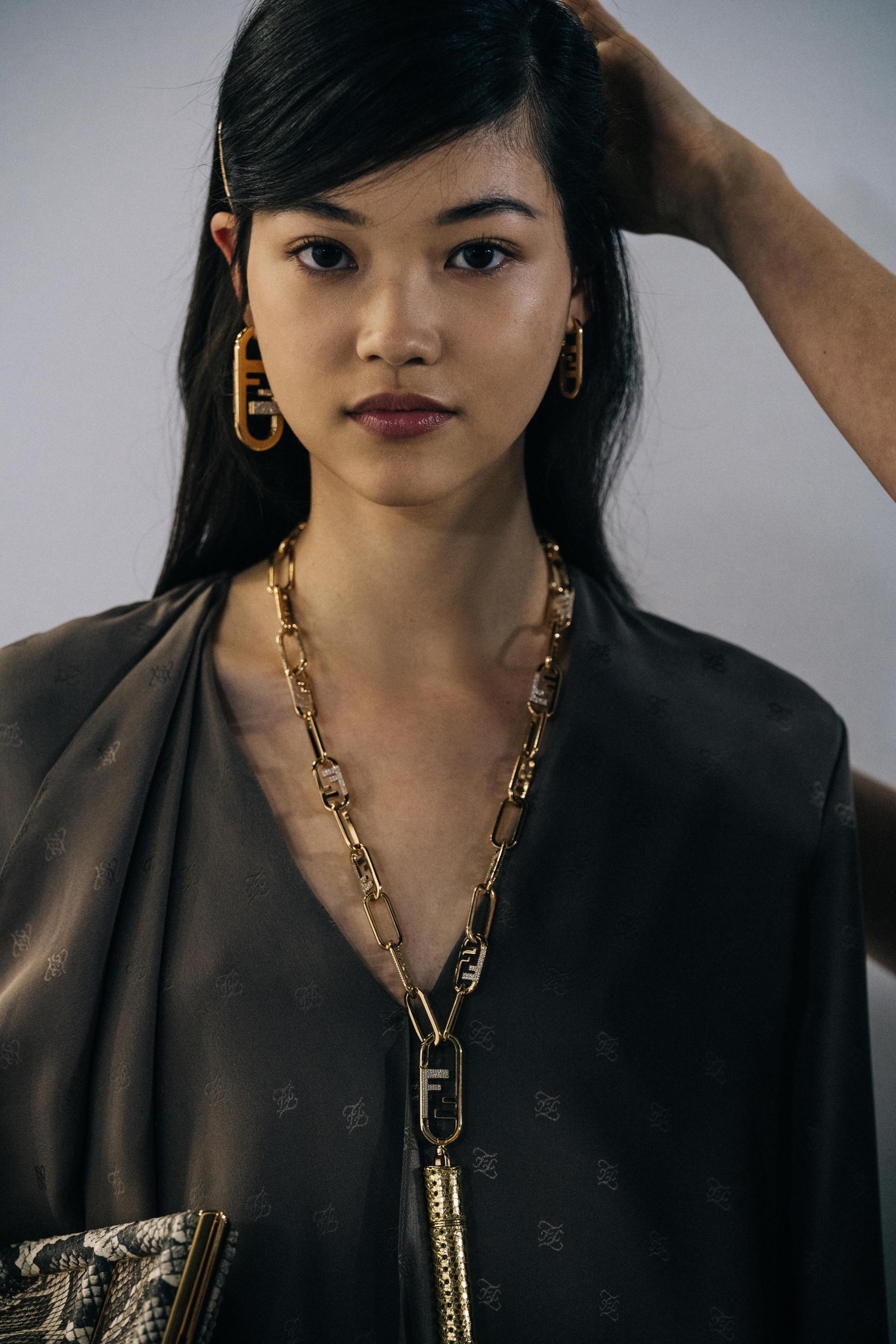 Fendi O’Lock系列通過扣環的形式以及橢圓形的柔和設計,賦予FF logo生動的現代感。(FENDI提供)