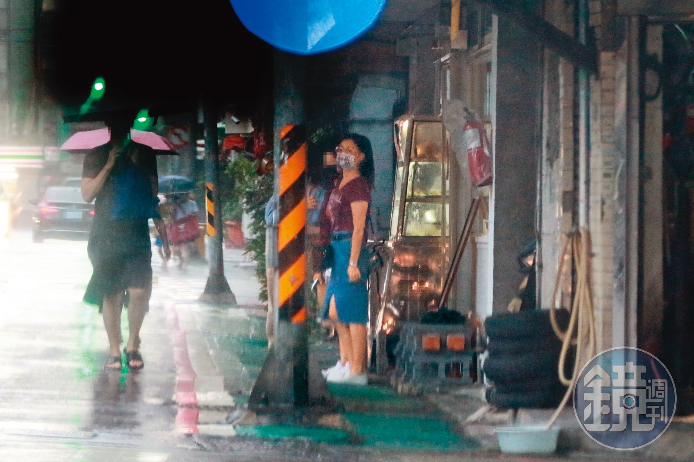 9/4，15：12，吃完中餐後，白家綺（右起）與2個女兒在路邊等待吳東諺取車。