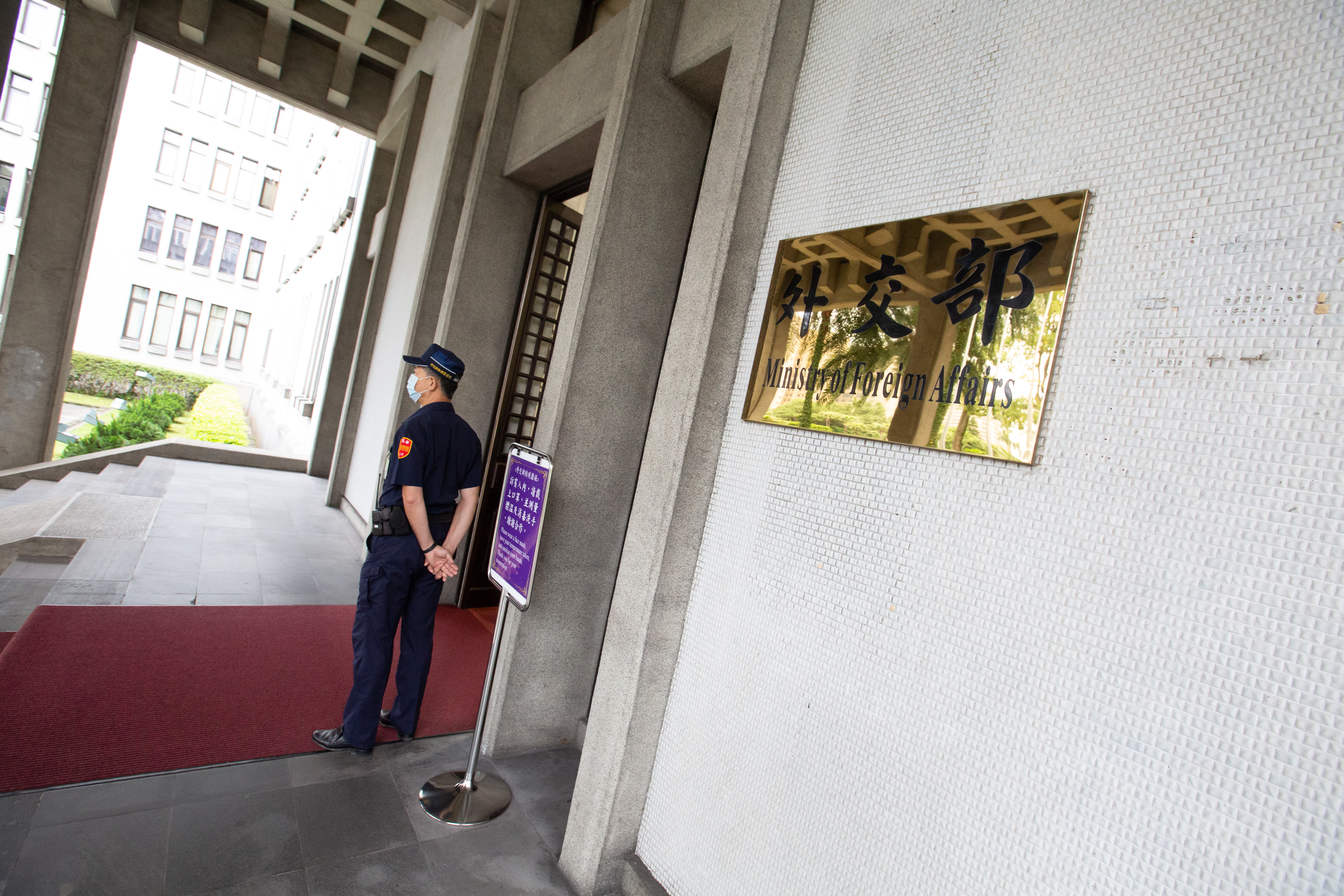 外交部對「對華政策跨國議會聯盟」以具體行動，串聯歐洲、日本及澳、紐等國國會議員，為台灣及立陶宛兩位民主盟友仗義執言，表達由衷歡迎與感謝。