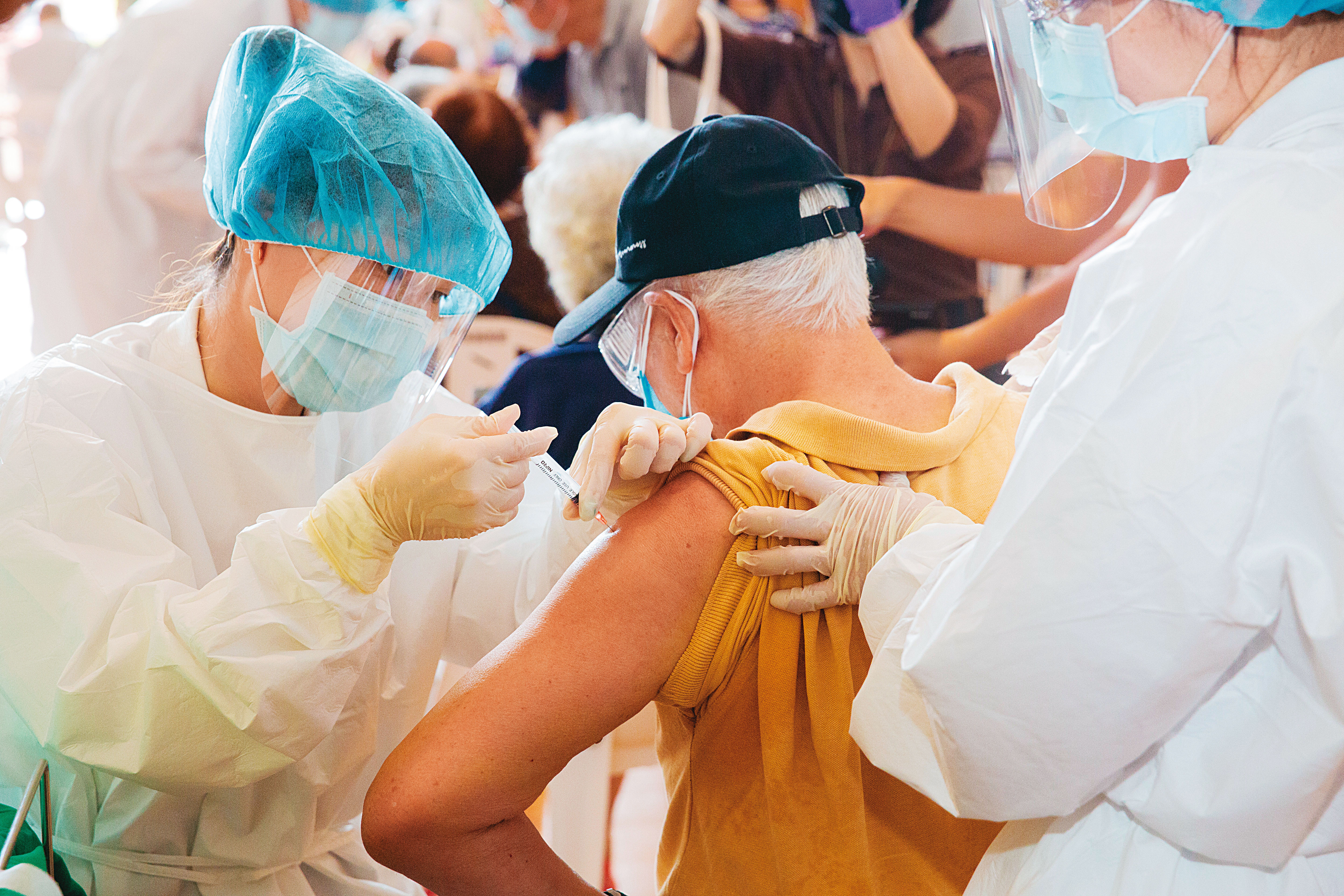 面對Delta入侵，台灣現僅約4％人口完整施打二劑疫苗，長者等高危險族群保護力亟待第二劑施打。