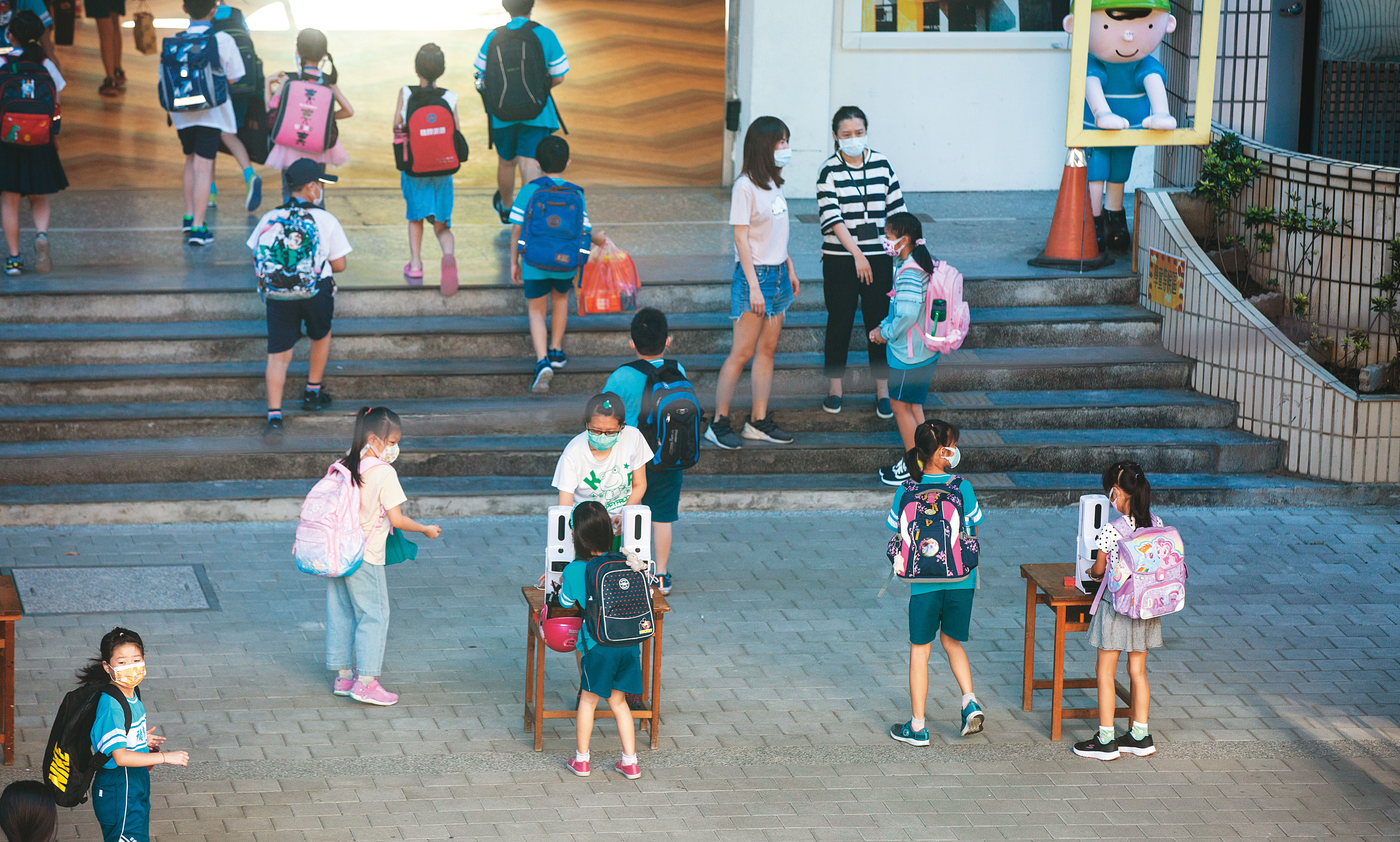 新北幼兒園爆群聚感染，證實是Delta病毒。各學校如臨大敵，嚴格執行體溫量測並用酒精消毒手部。圖為示意畫面，非當事學校。