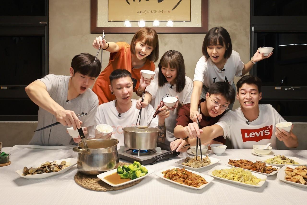 (左起)吳思賢、小春、小豬、粿粿、江宏傑、大元、林敬倫在《全明星觀察中》親下廚做晚餐。(台視、好看娛樂提供)