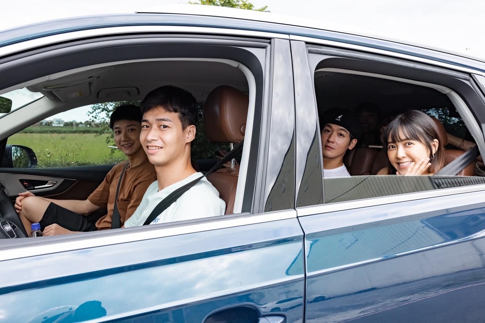 林敬倫(左二)在大家陪同下練車,在副駕的江宏傑相當緊張。(台視、好看娛樂提供)