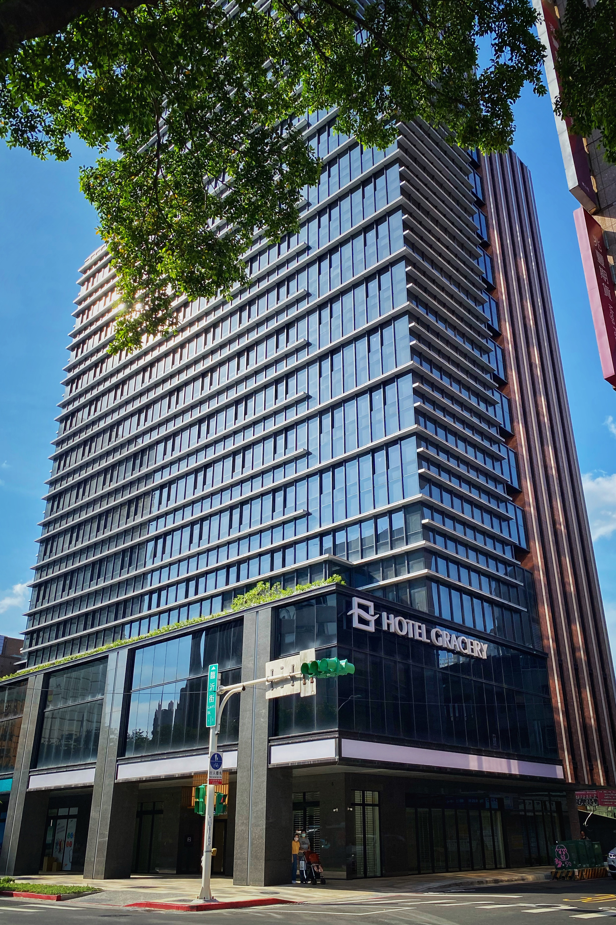 格拉斯麗台北酒店緊鄰華山文創園區，步行至捷運忠孝新生站也僅需兩分鐘。