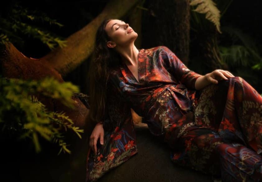 Carine Gilson 2021秋冬系列以綠洲概念讓女性得到舒適安心。（Carine Gilson提供）