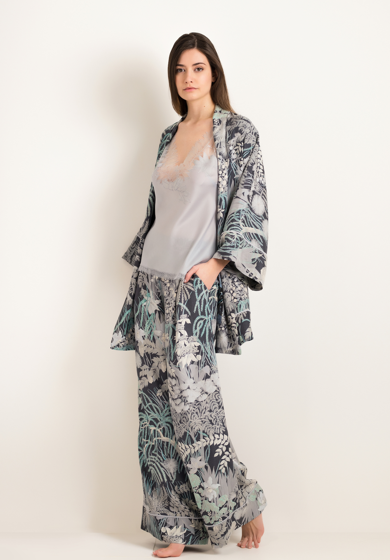 Carine Gilson外罩衫NT$62,880、長睡褲NT$35,980。（Carine Gilson提供）