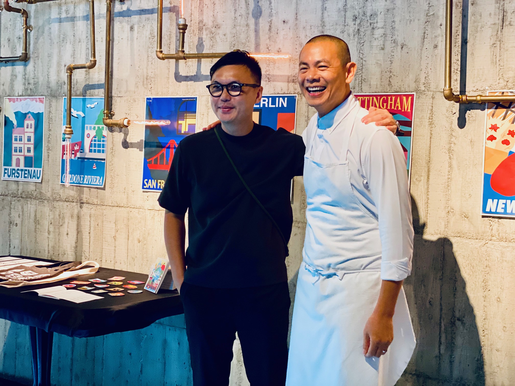 名廚江振誠（右）聯手12位國際名廚設計菜單，並請Bito創意總監劉耕名（左）設計主視覺。