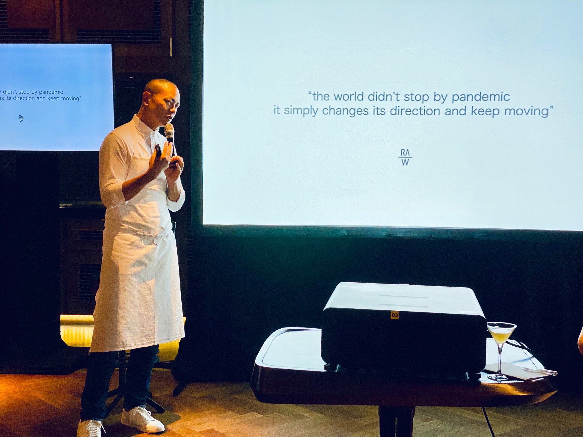 江振誠於記者會講述最新菜單「World Tour III」的發想概念。
