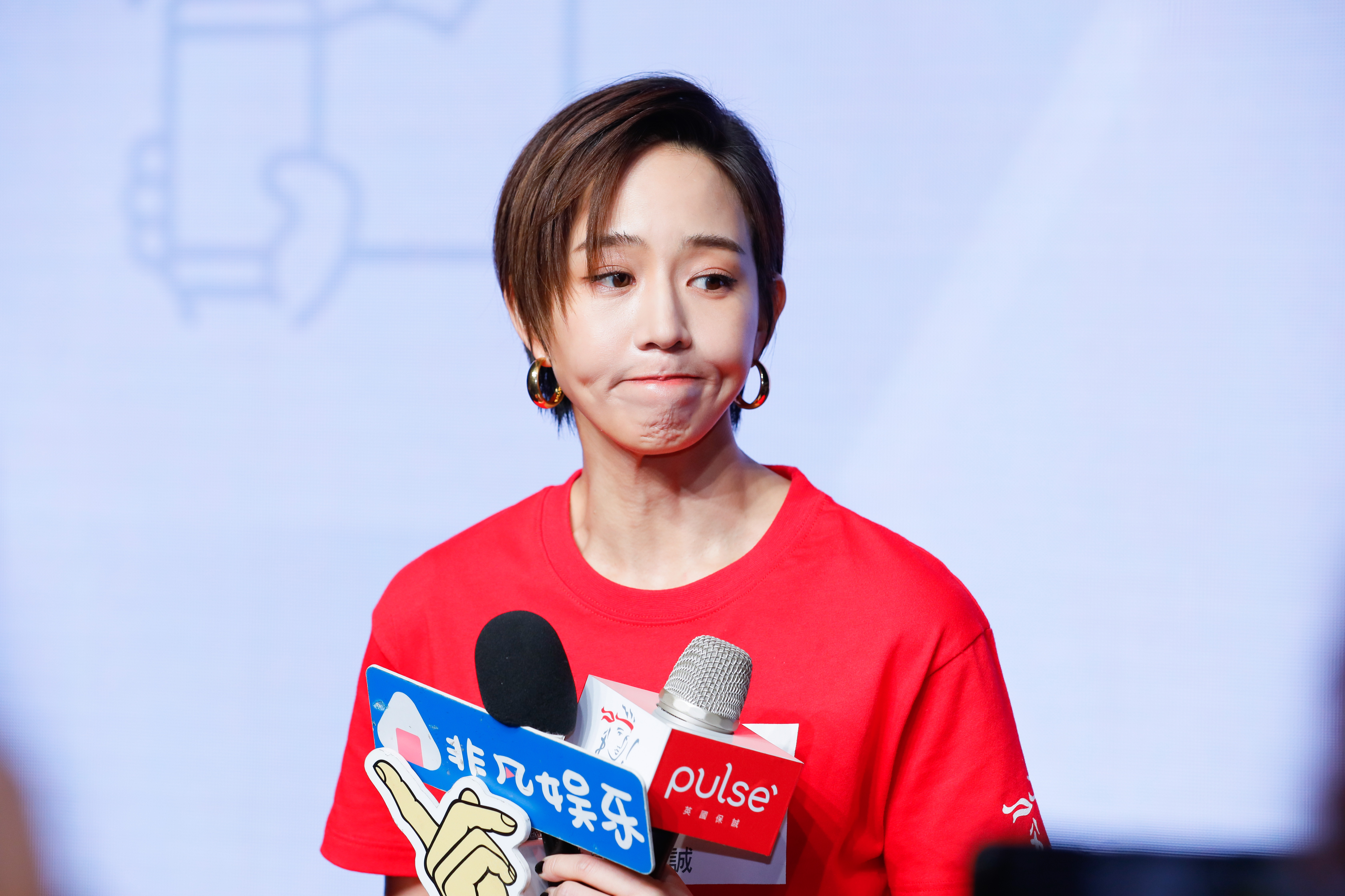 張鈞甯遭控「台獨藝人」，但聲明「中國人」後，陷入兩面不是人的囧境。