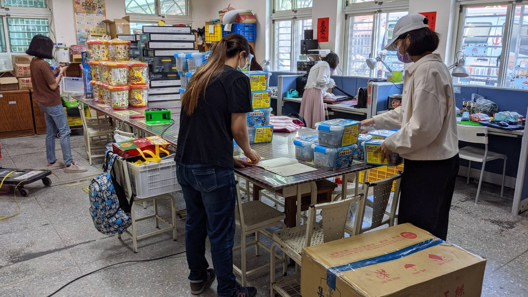 新北市玩具銀行動員同仁整理打包玩具，送給在集中檢疫隔離的小朋友玩。（新北市府提供）