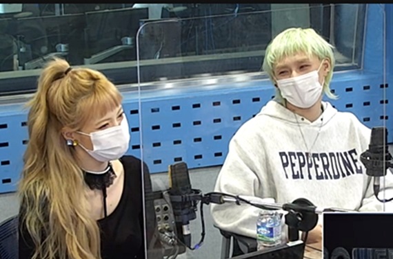 泫雅（左）和男友DAWN（右）最近合體推新專輯，一起跑遍大小宣傳公開放閃。（翻攝自STAR TODAY）