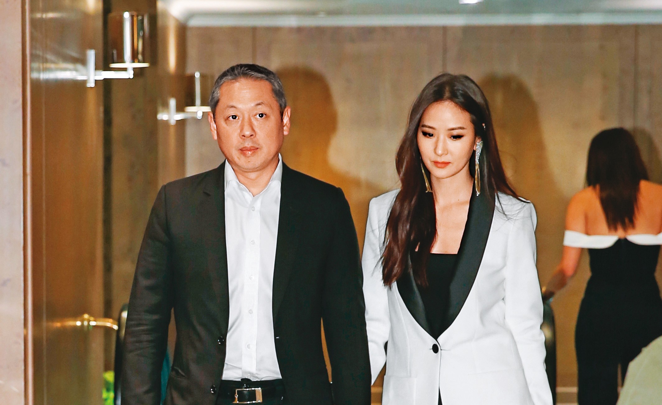 微風今年上半年大虧2.54億元，讓廖鎮漢深陷經營危機。