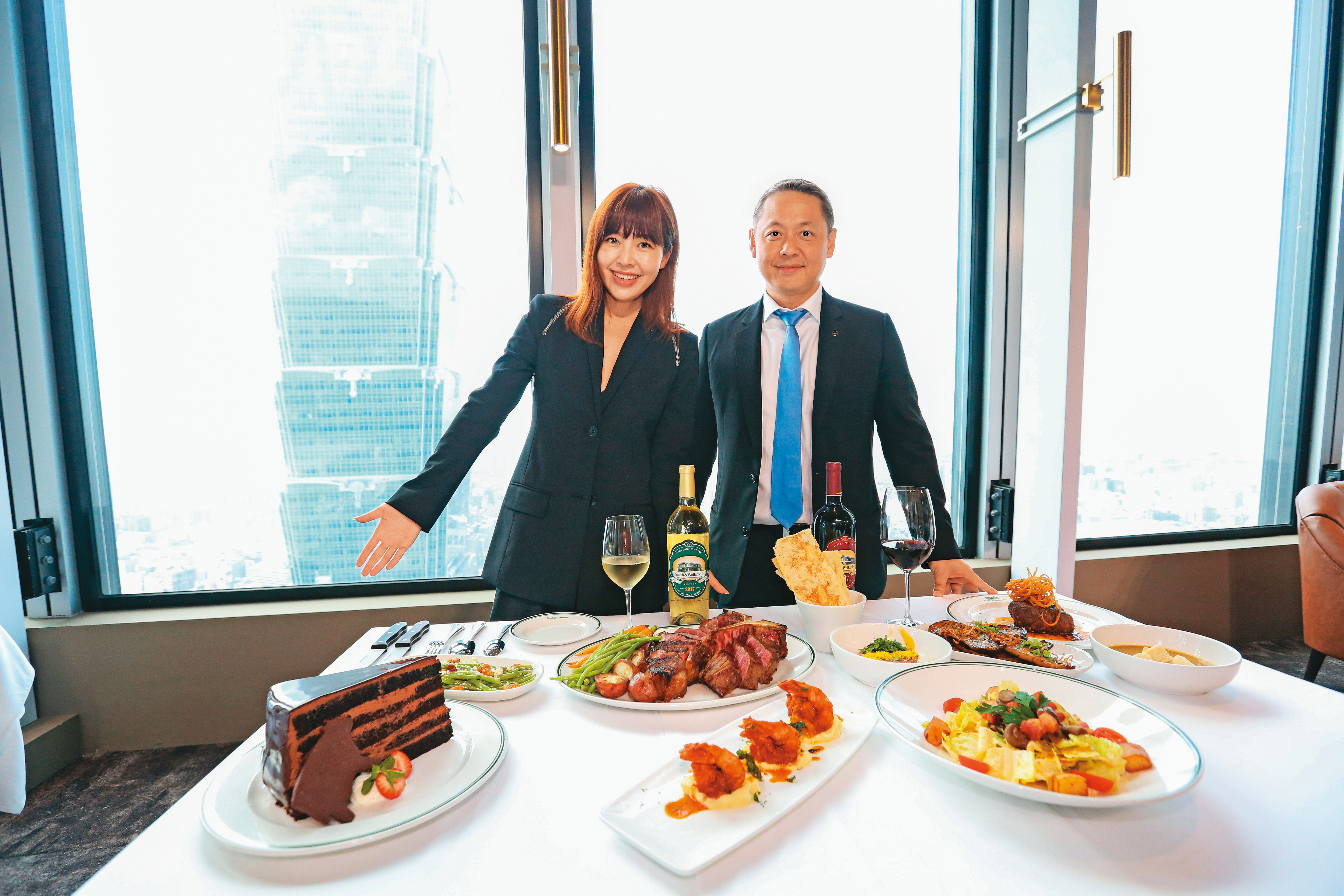 廖鎮漢（右）與廖曉喬（左）為微風盡心盡力，這次兄妹也共同努力走出困境。