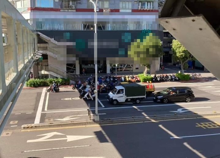 網友分享一張照片,內容是一群騎士集體在機車停等區後方的陰影處等紅燈。(翻攝臉書)