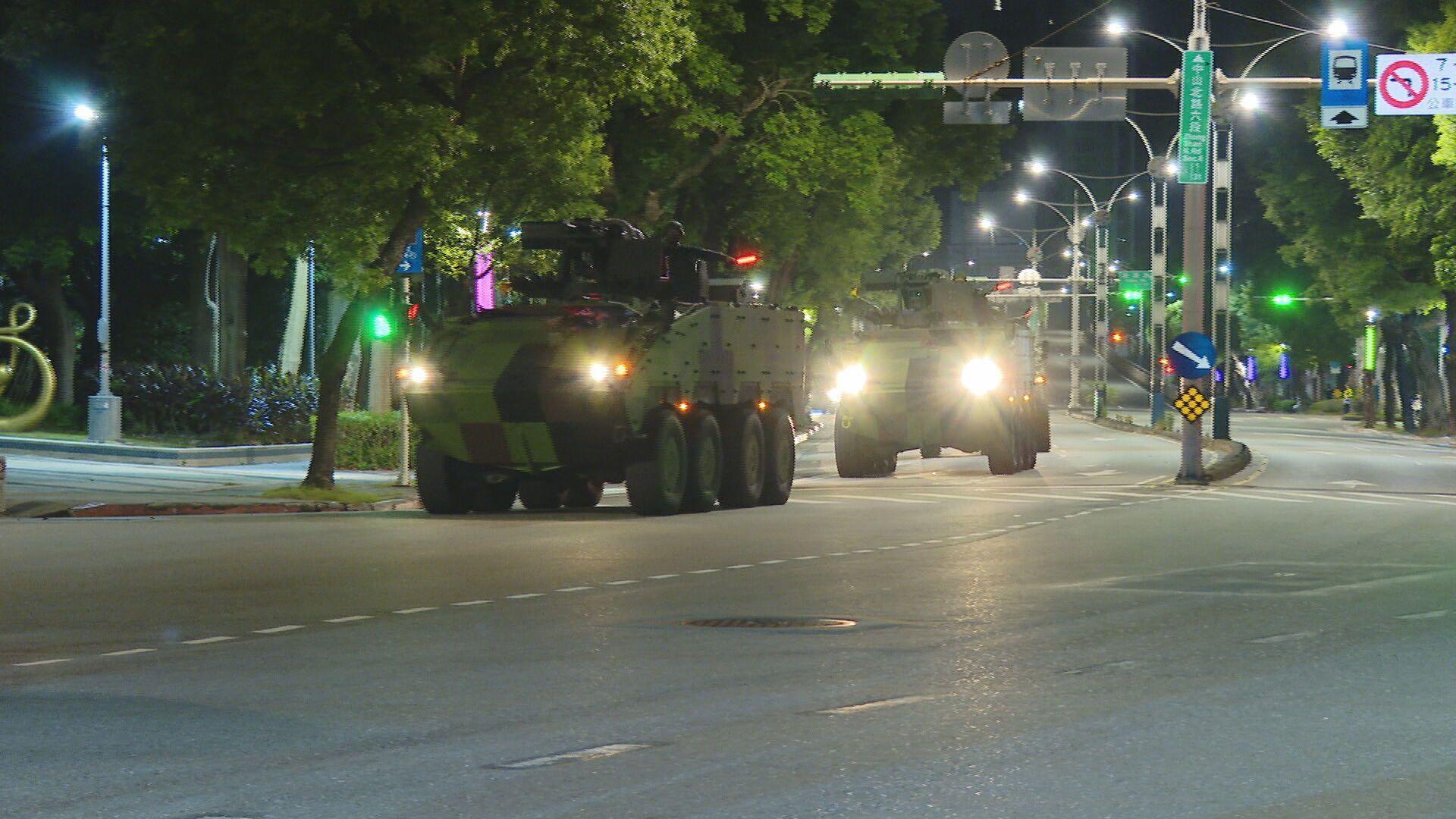 14日凌晨軍方於台北石牌地區演練關鍵基礎設施防護,多輛雲豹甲車出動,場面壯觀。