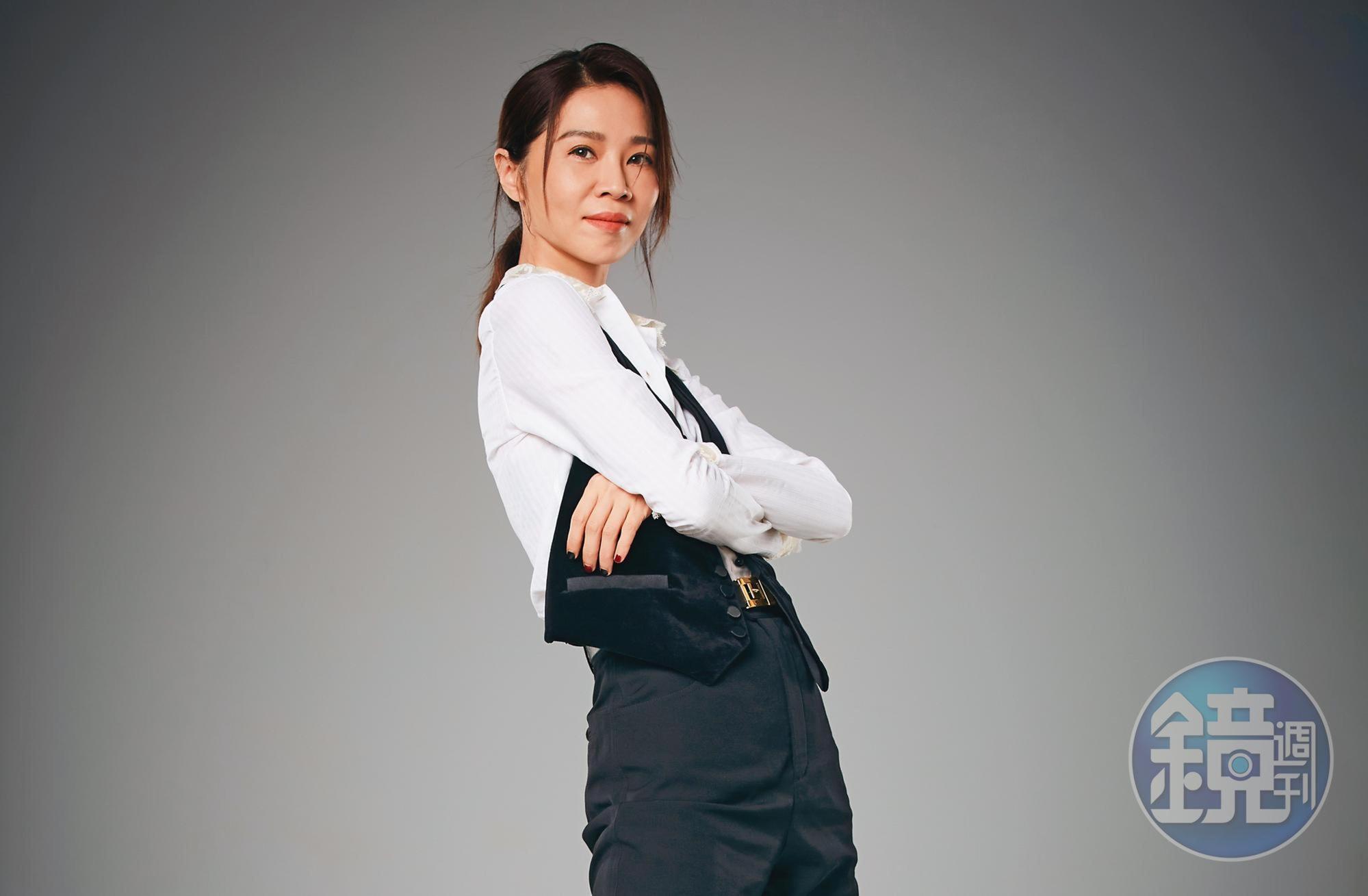 謝盈萱演出《俗女養成記》第二季已經感到壓力,除了觀眾期待之外,因為探討更多大齡女子的寫實議題,一開始她有點緊張,放不開手。(黑色背心、透膚蕾絲襯衫、五分褲、腰帶、過膝靴、古銅金層次項鍊 all by Saint Laurent)