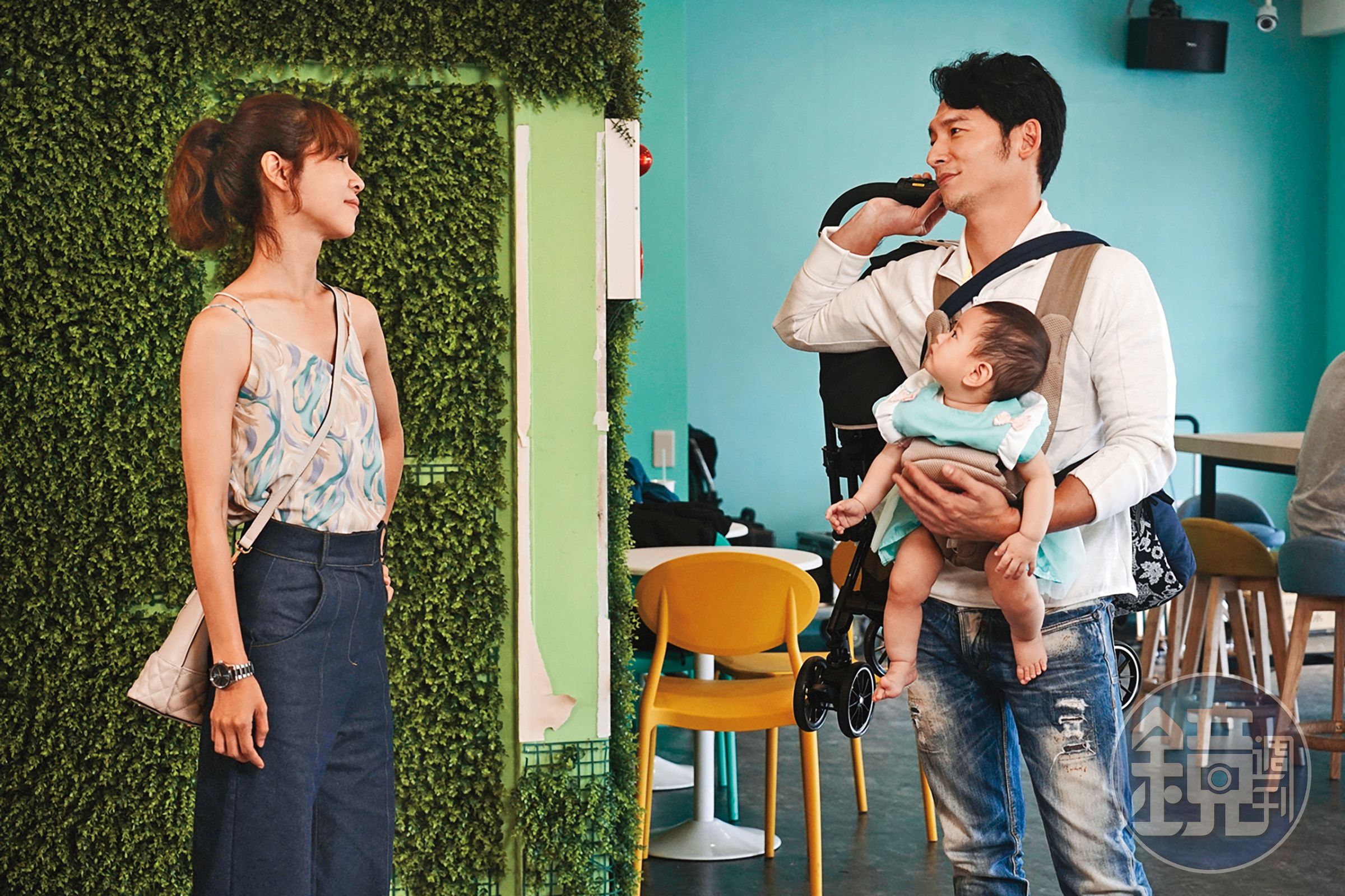 謝盈萱（左）認為，生小孩比找對象還要容易；她也曾想過凍卵，但賺的錢負擔不起。（華視、CATCHPLAY提供）