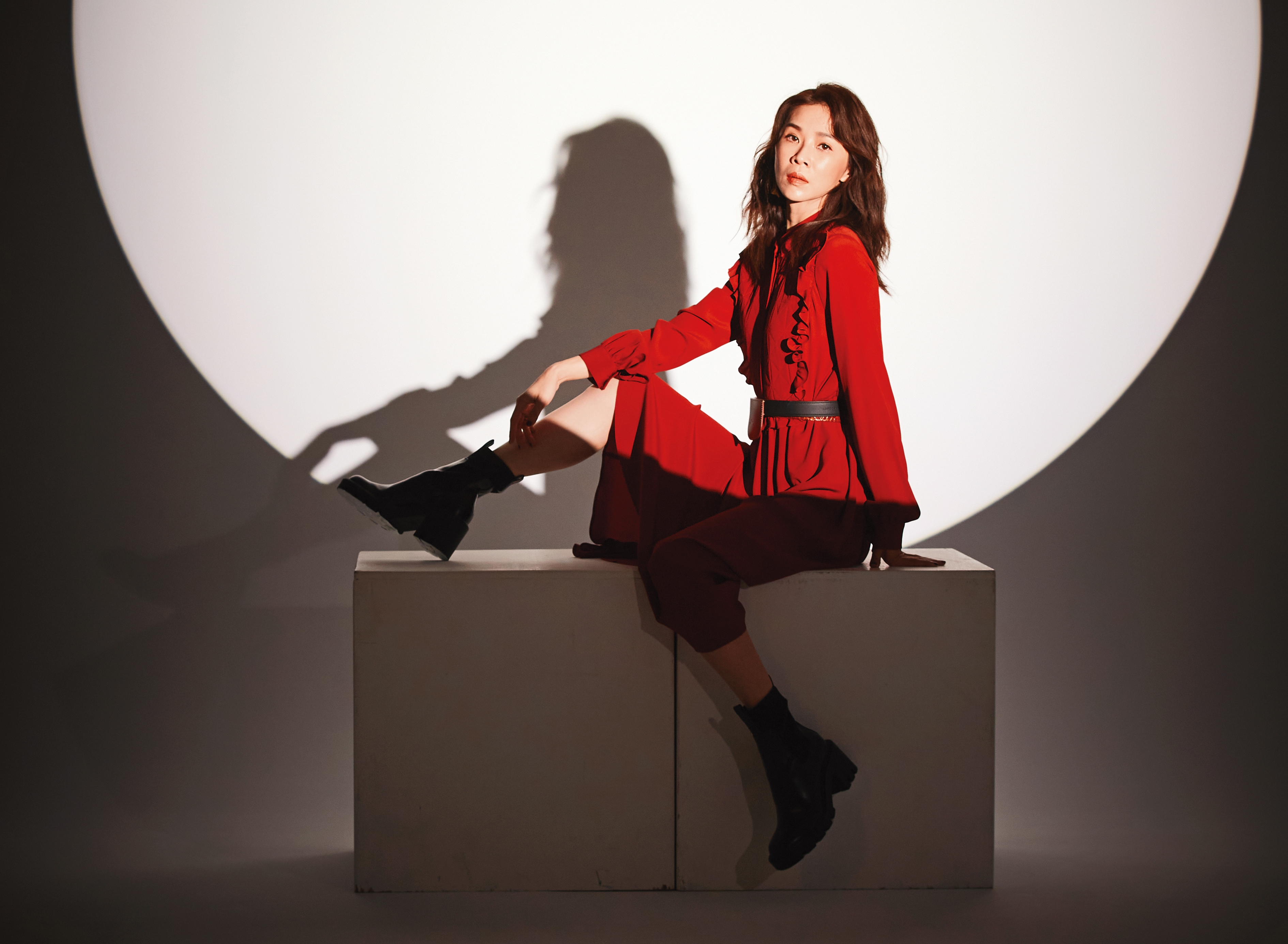 謝盈萱坦言很多年來一直睡不好覺，而且需要求助醫生；她用「職人」的方式演出每個角色，也快失去了自己生活。（磚紅色洋裝、撞色腰帶  all by Longchamp）