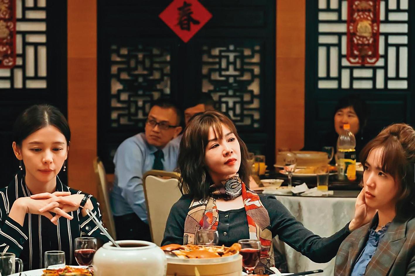 在《孤味》中飾演不受世俗感情拘束、自由瀟灑的舞蹈家,謝盈萱(中)的上一段戀情是以對方為主,分手後也有痛苦跟不解。(威視提供)