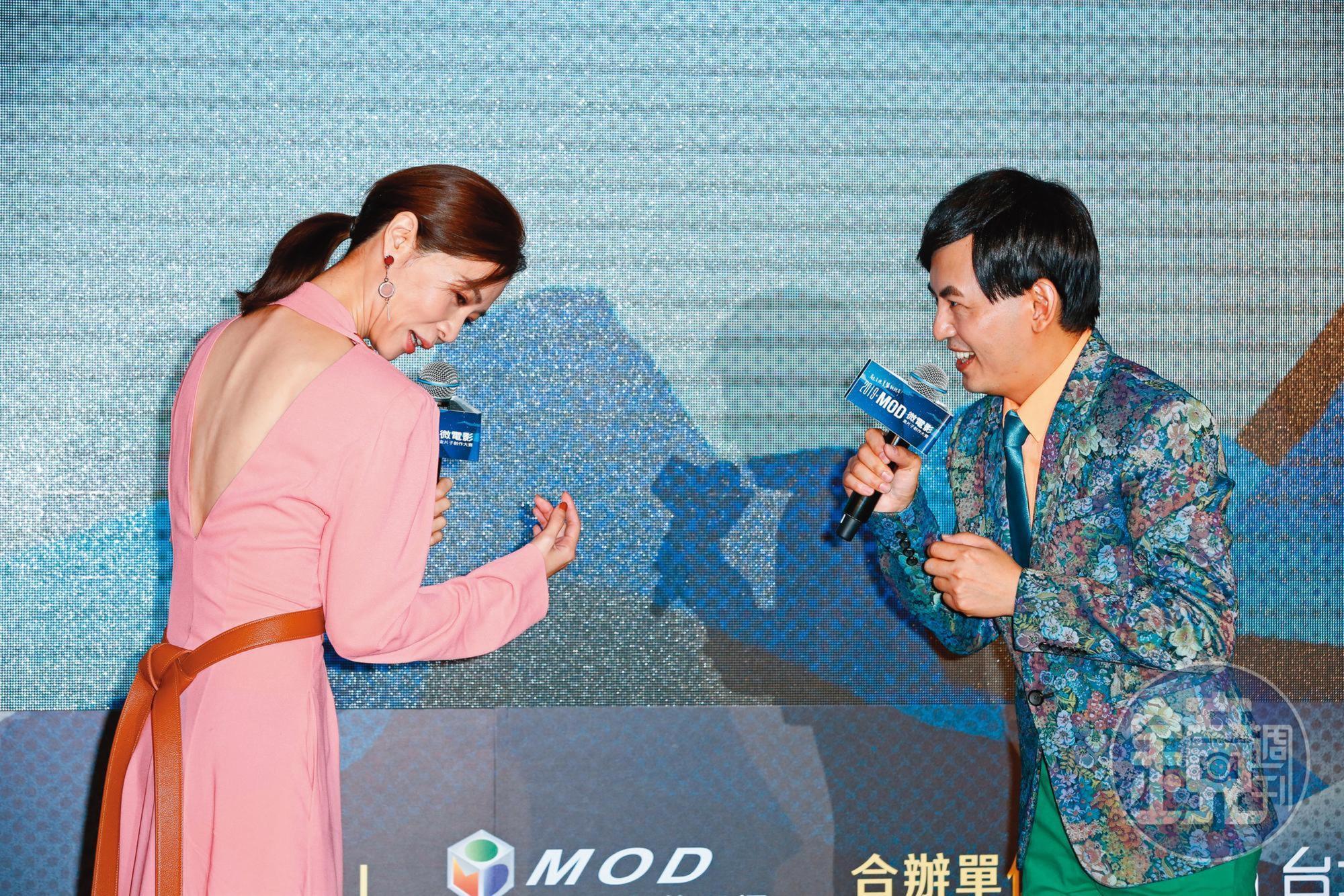 謝盈萱(左)曾在金鐘獎與黃子佼(右)有段特別互動,讓她再次大飆演技。