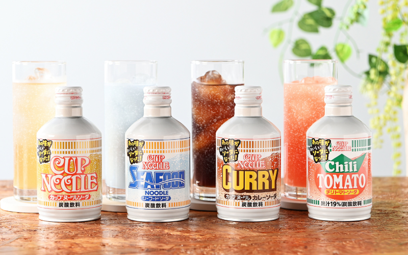 日本品牌《日清》為慶祝杯麵上市50週年，推出限定商品「杯麵口味的蘇打汽水」，獵奇的4款口味在網路引發話題。（翻攝推特@cupnoodle_jp）