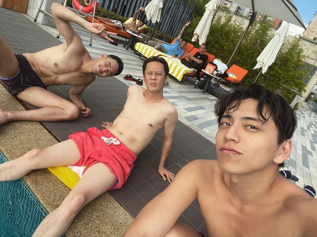 王大陸掌鏡與阮經天自拍，阮經天俏皮比YA。（王大陸IG）