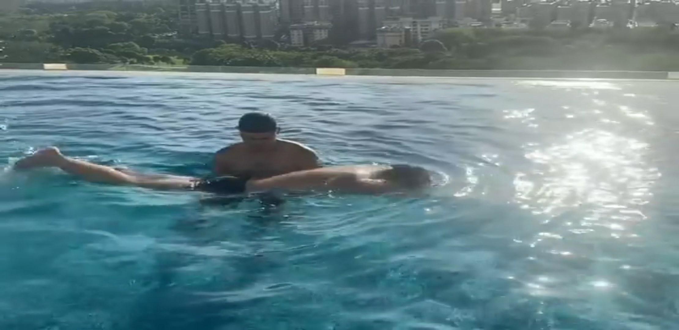 阮經天指導王大陸游蝶式，在水裡托住對方，翻個身就變公主抱了。（王大陸IG）