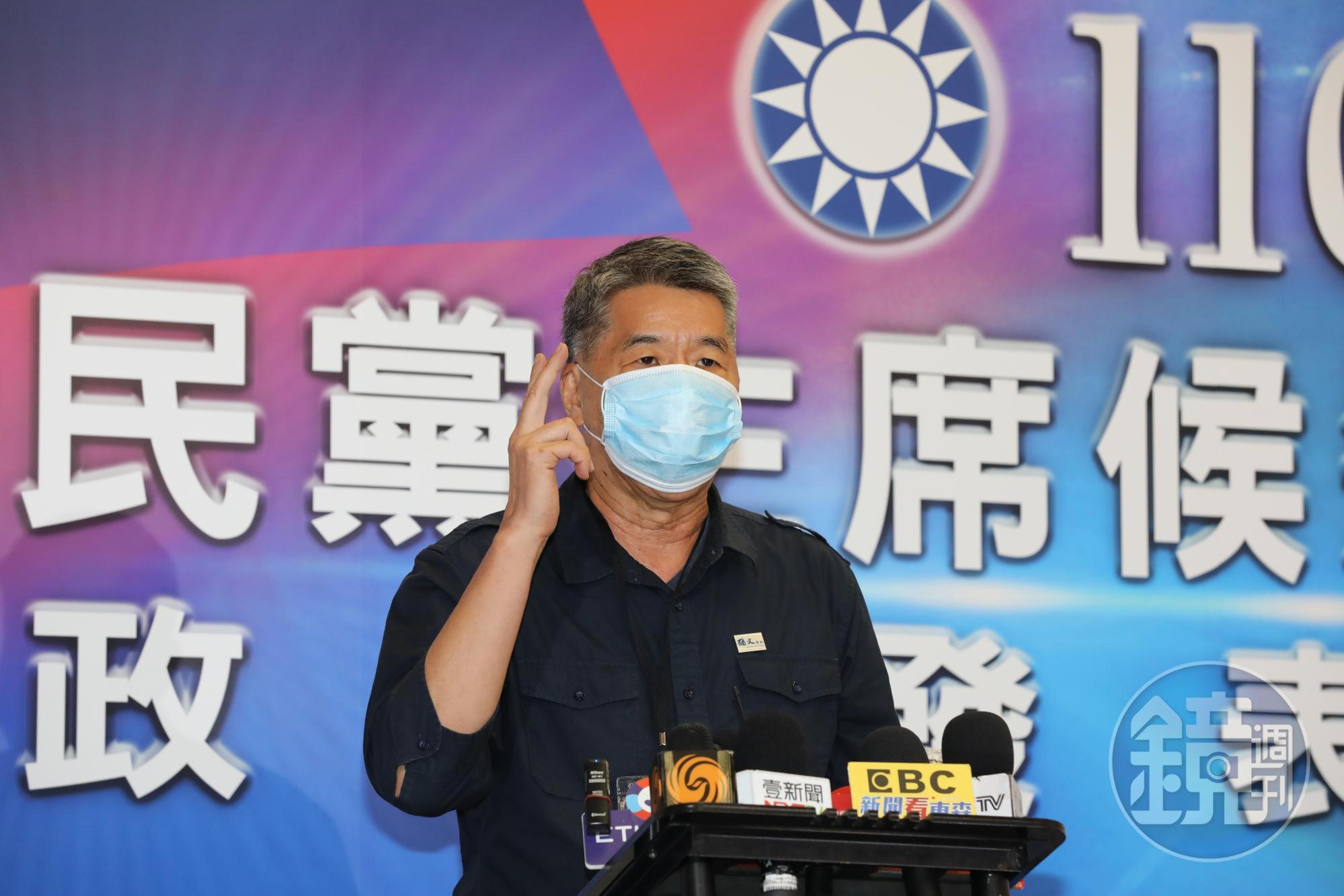 國民黨主席候選人張亞中近日不斷針對朱立倫提出攻擊性質疑,因涉嫌違反競選公約,被送至中央考紀會。(本刊資料照)