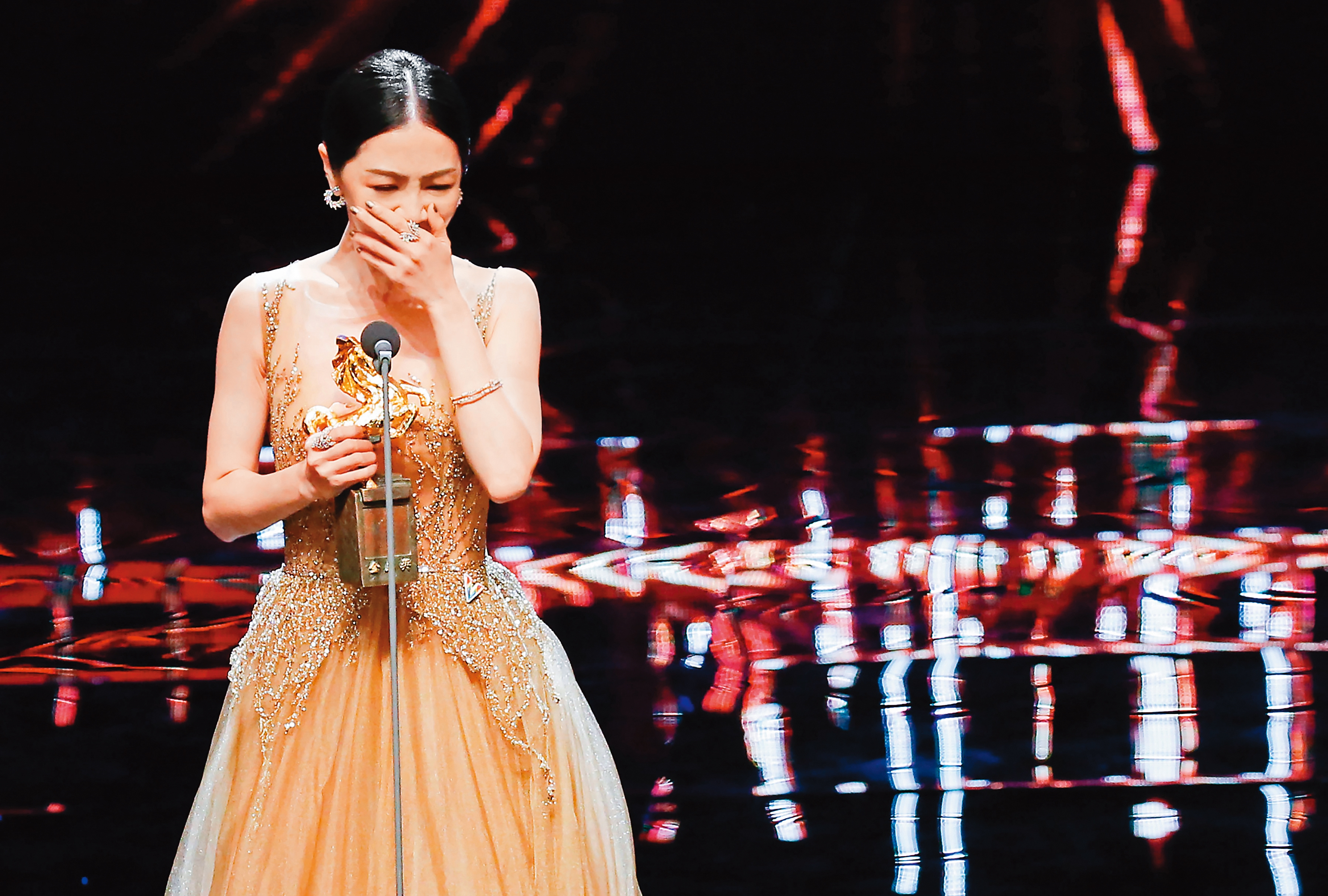 謝盈萱得了金馬影后，演戲隨即開始有了壓力，正負面的評論都會讓她在意，也曾委屈、難過但當下沒講出來。