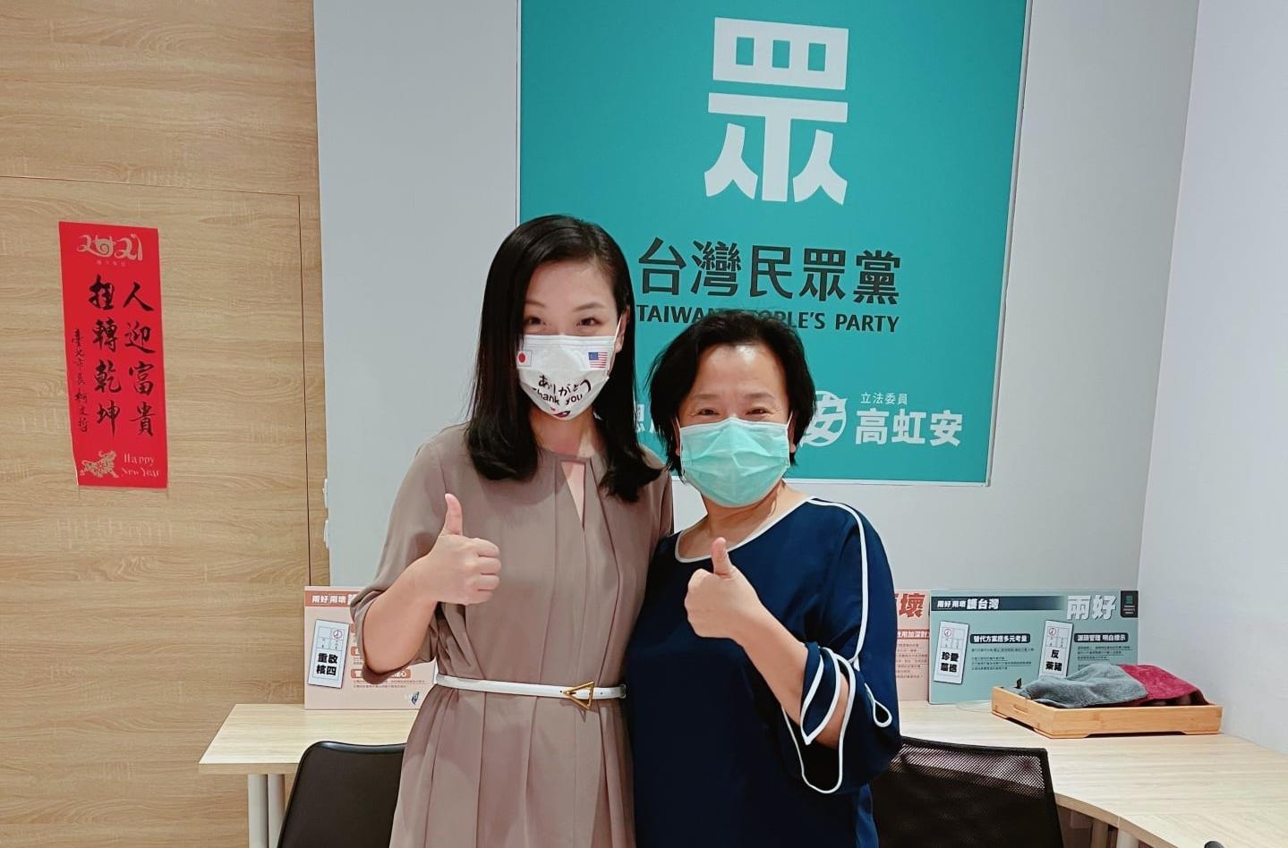 彰化縣「5連霸」議員張雪如加入民眾黨,高虹安今po出與張的合照,並強調張是貨真價實的「白色力量」。(翻攝自高虹安臉書)