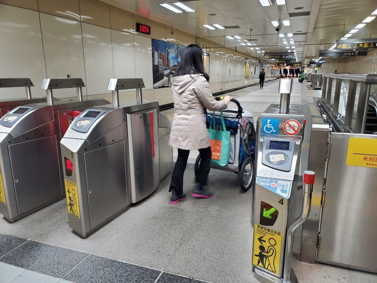 台北捷運自明(15日)起,將擴大開放大型寵物車進出捷運系統。(北捷提供)