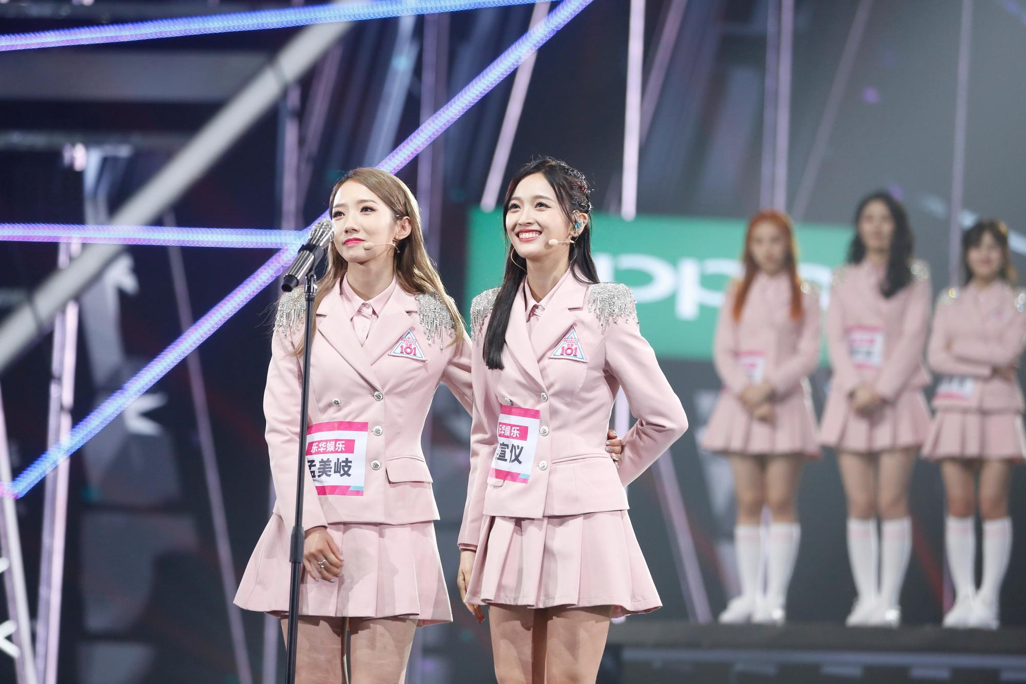 吳宣儀（右）和孟美岐是韓國女團「宇宙少女」的成員，赴中國參加選秀人氣暴漲。（東方IC）
