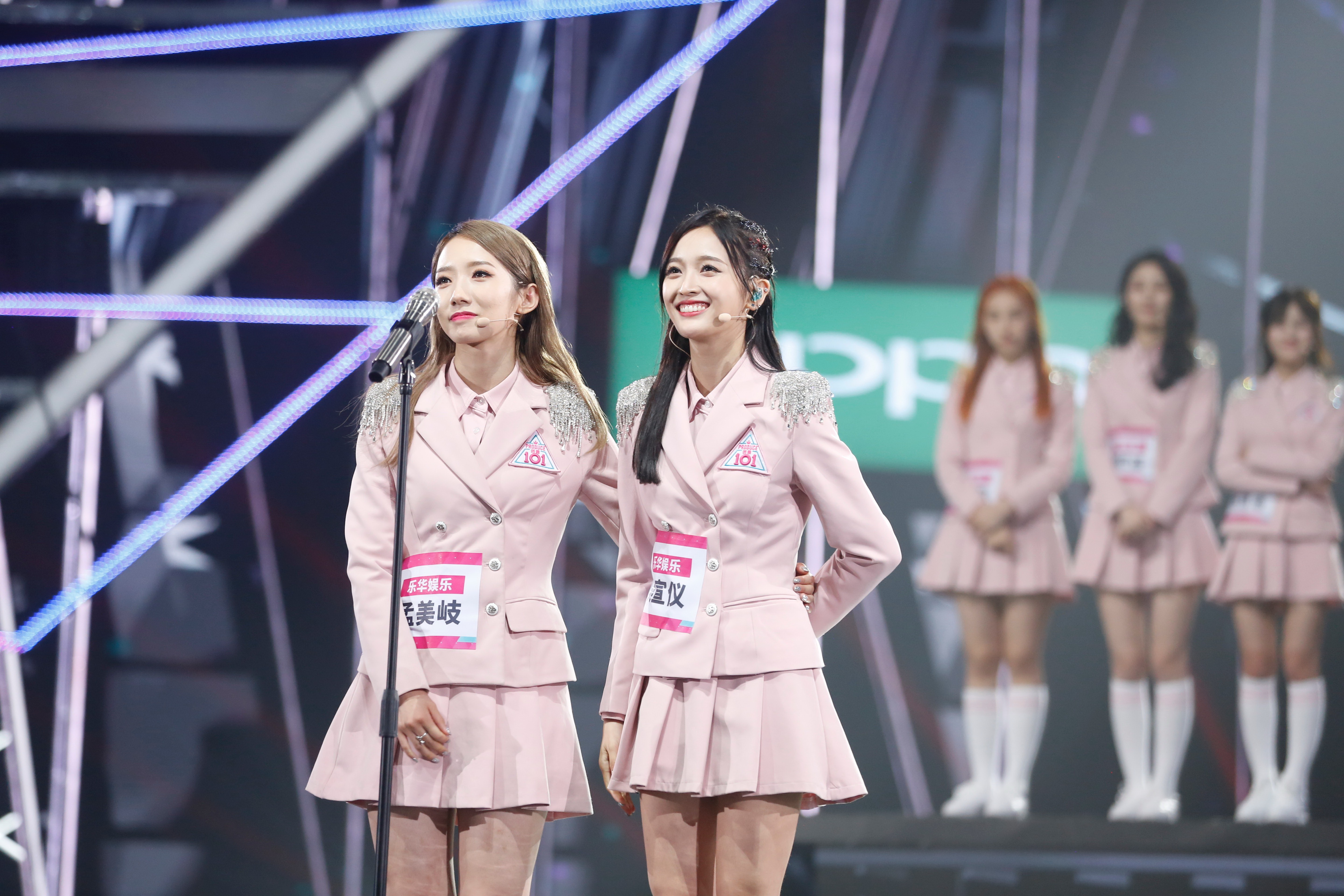 吳宣儀（右）和孟美岐是韓國女團「宇宙少女」的成員，赴中國參加選秀人氣暴漲。（東方IC）