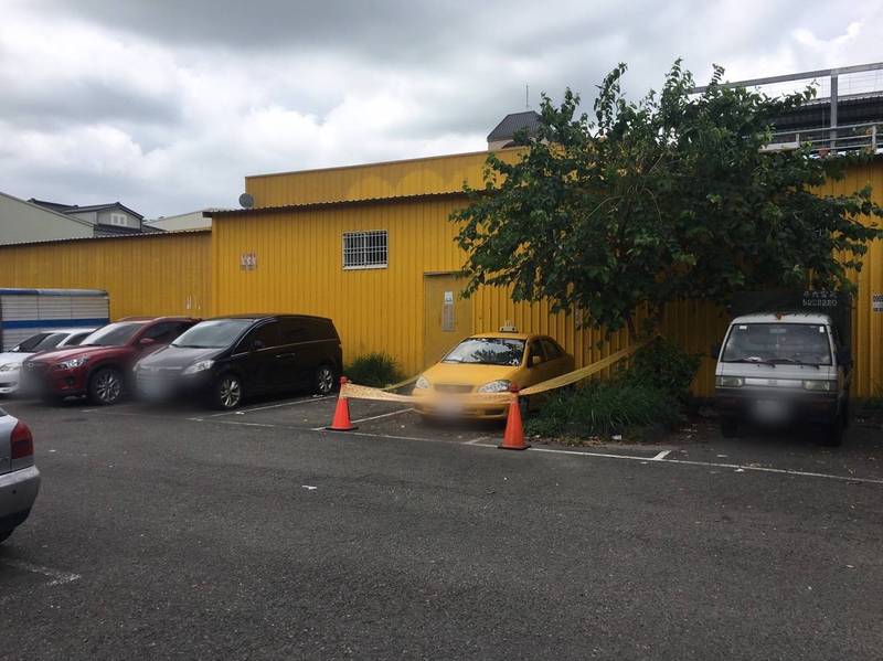 昨天雲林警方在西螺某公有停車場裡、一部停了好幾天的計程車後車廂，發現蘇婦屍體，而曾經對她家暴的鄭姓同居人，上個月陳屍在桃園大溪一處雞舍。（讀者提供）