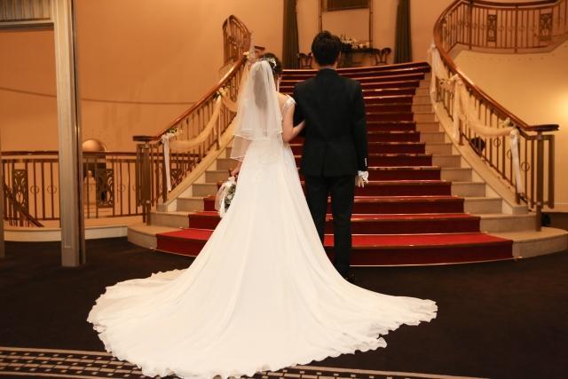 一對新人本安排在婚宴上播放甜蜜婚紗照,沒想到畫面卻突然一變,跳出刺激的「愛情動作片」,引起現場賓客一片譁然。(示意圖photo-ac)