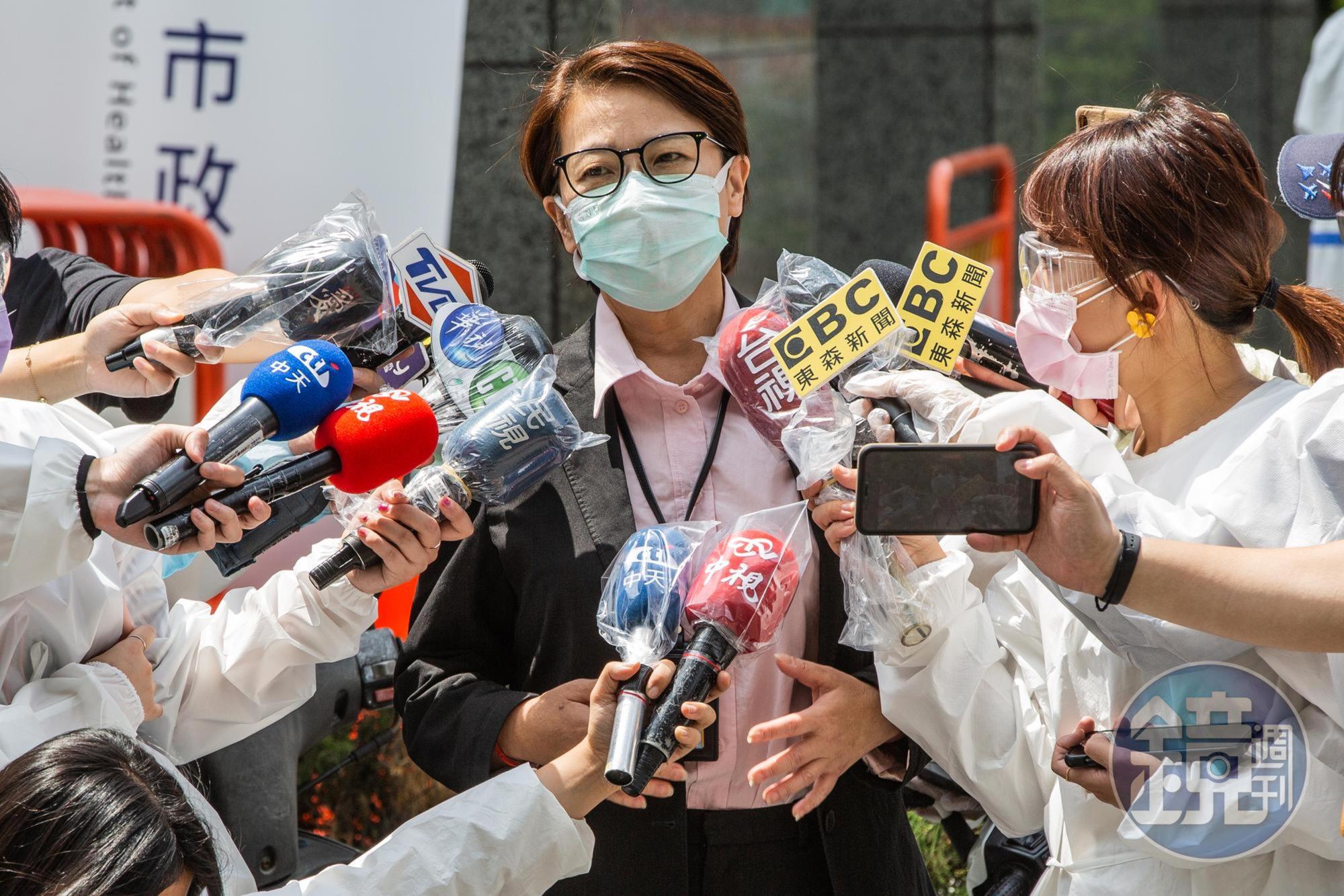 黃珊珊表示,自家騎樓可以烤肉,但要戴上口罩、吃東西要進家裡。(本刊資料照)
