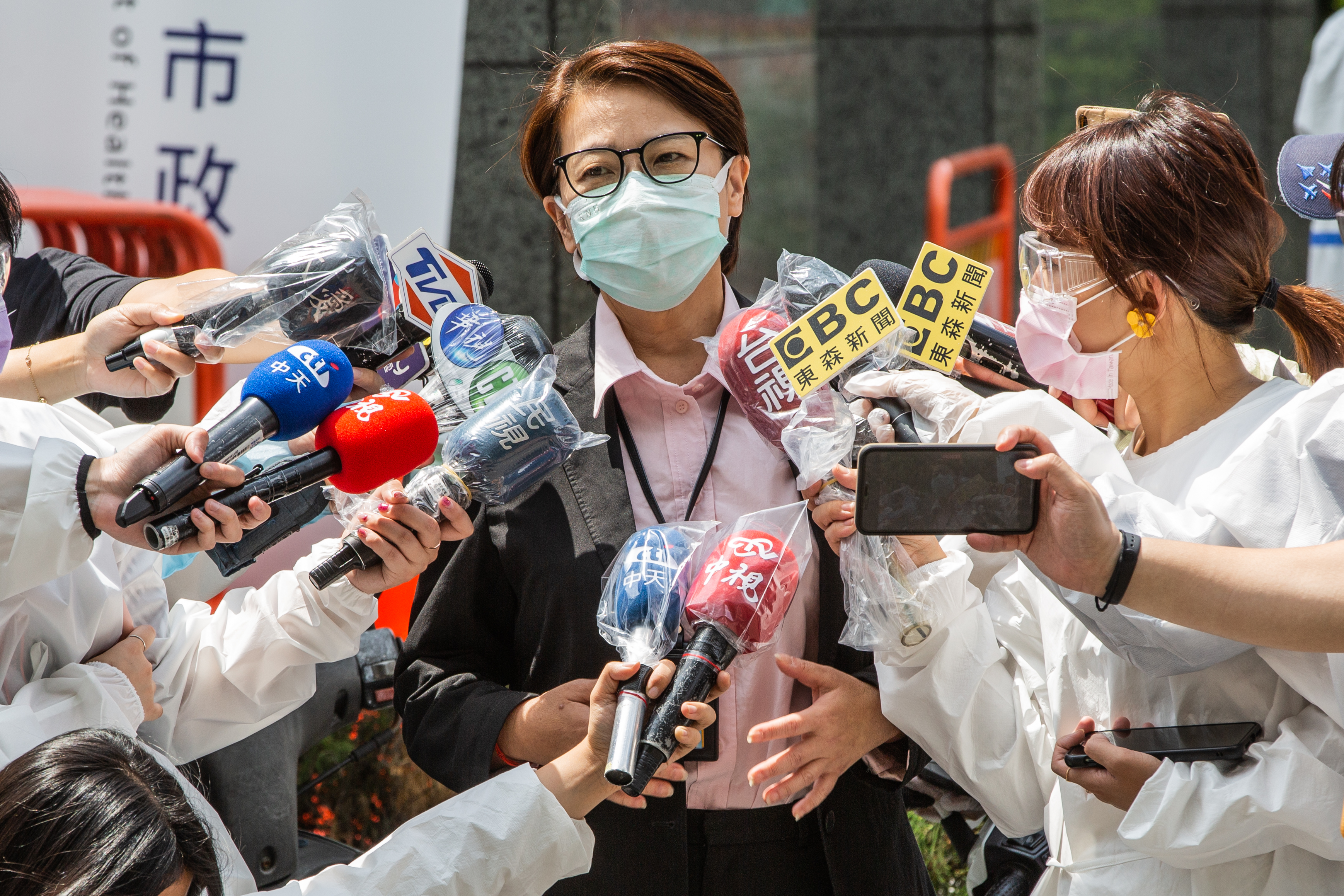 黃珊珊表示，自家騎樓可以烤肉，但要戴上口罩、吃東西要進家裡。（本刊資料照）